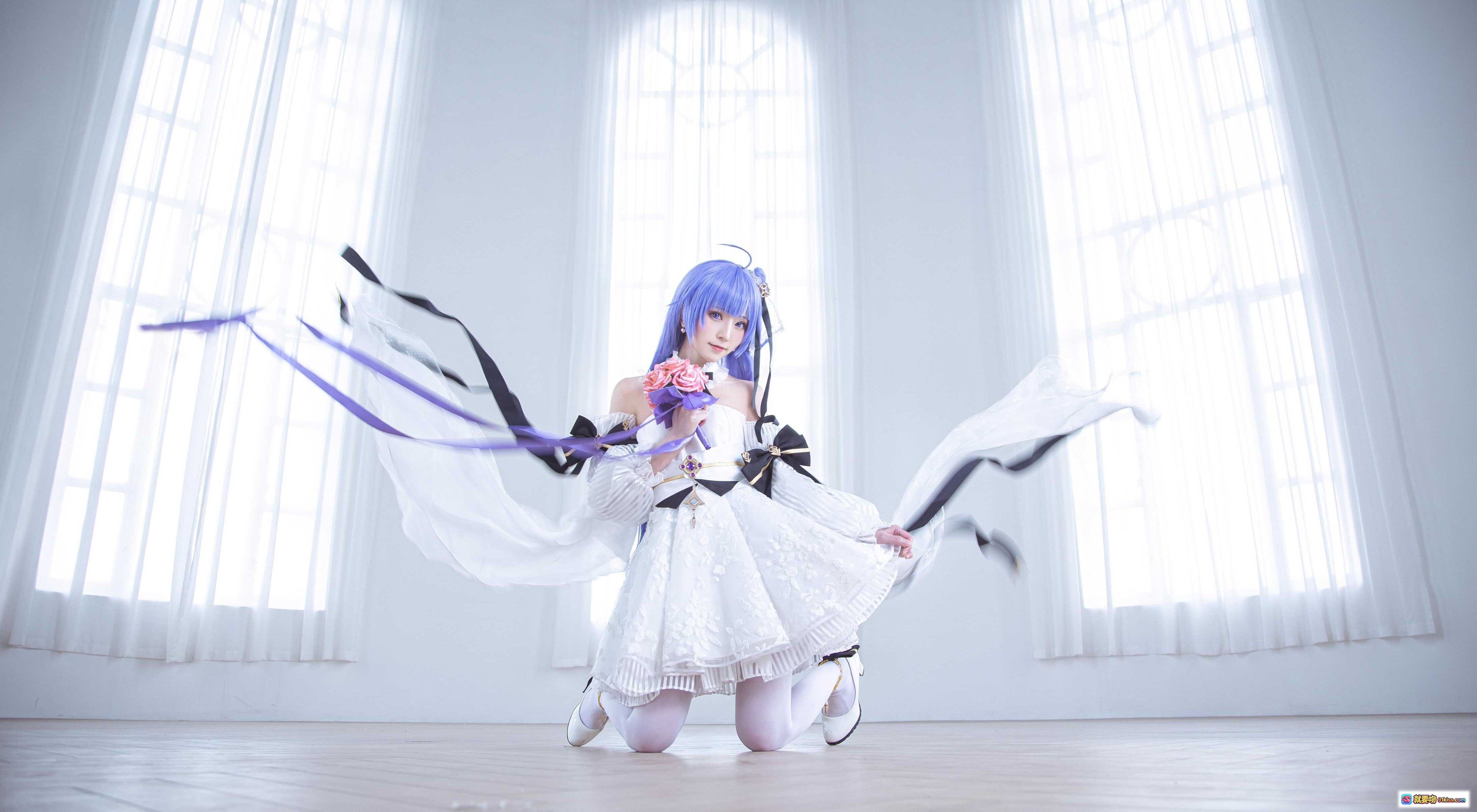 图片[4] - Kitaro绮太郎NO.086独角兽cosplay蓝发少女白色洛丽塔裙手持花束优雅坐姿写真集 - 就要吻
