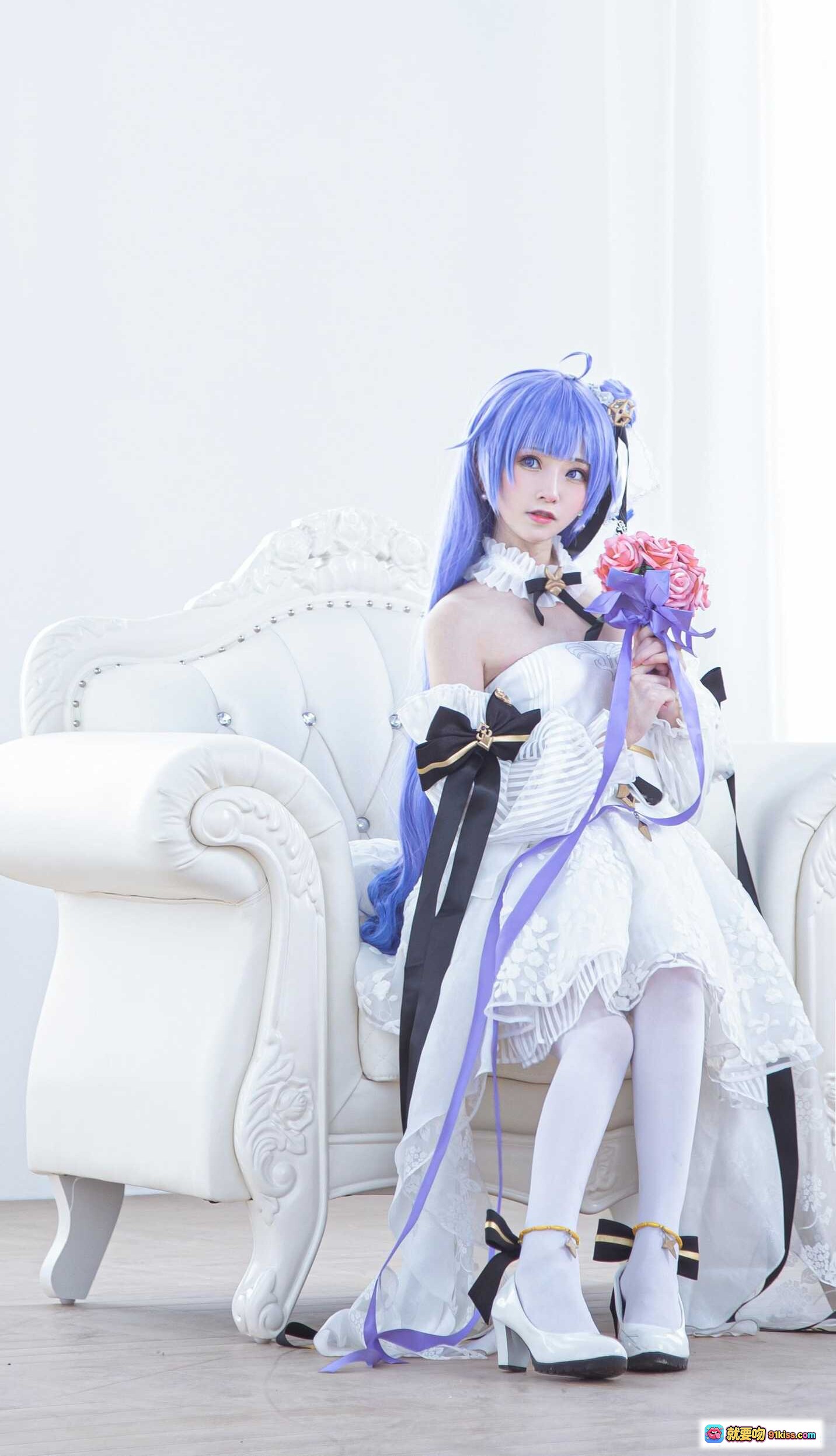 图片[7] - Kitaro绮太郎NO.086独角兽cosplay蓝发少女白色洛丽塔裙手持花束优雅坐姿写真集 - 就要吻