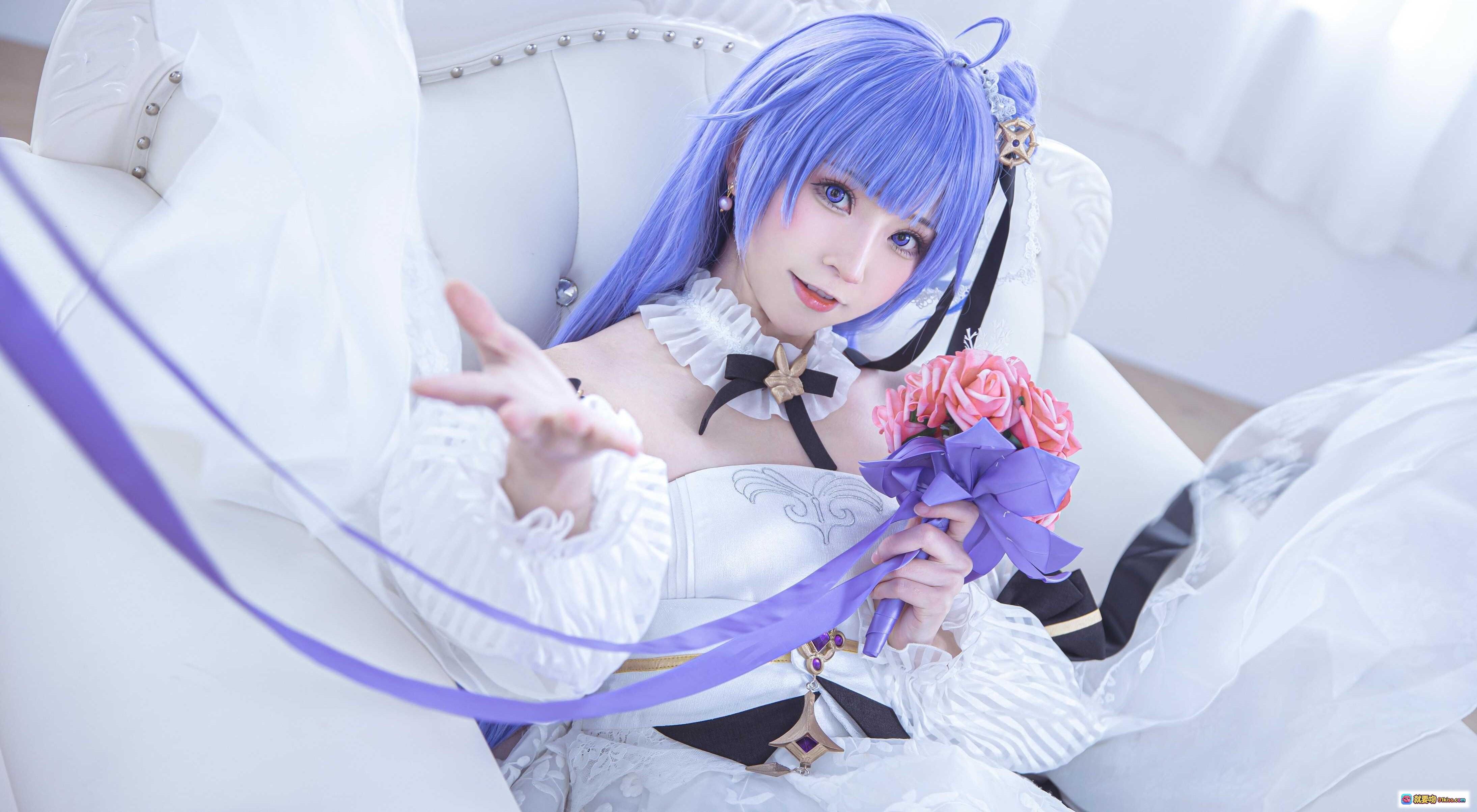图片[1] - Kitaro绮太郎NO.086独角兽cosplay蓝发少女白色洛丽塔裙手持花束优雅坐姿写真集 - 就要吻