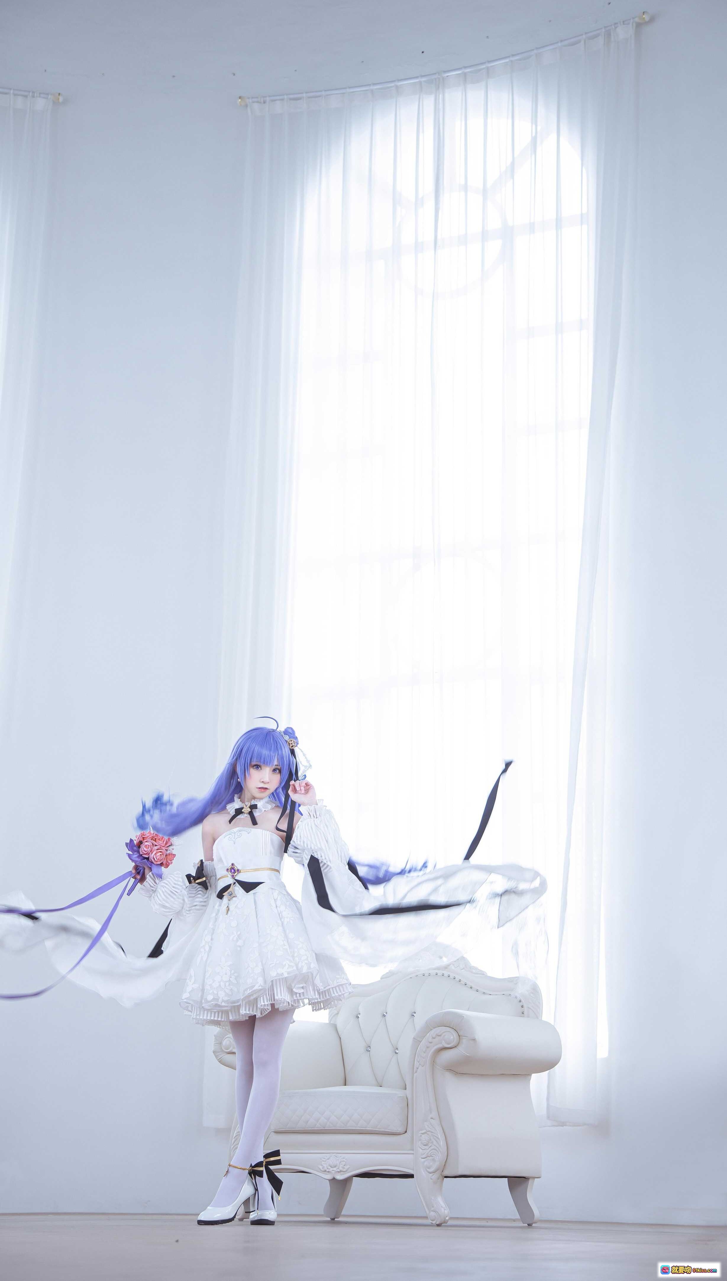 图片[2] - Kitaro绮太郎NO.086独角兽cosplay蓝发少女白色洛丽塔裙手持花束优雅坐姿写真集 - 就要吻