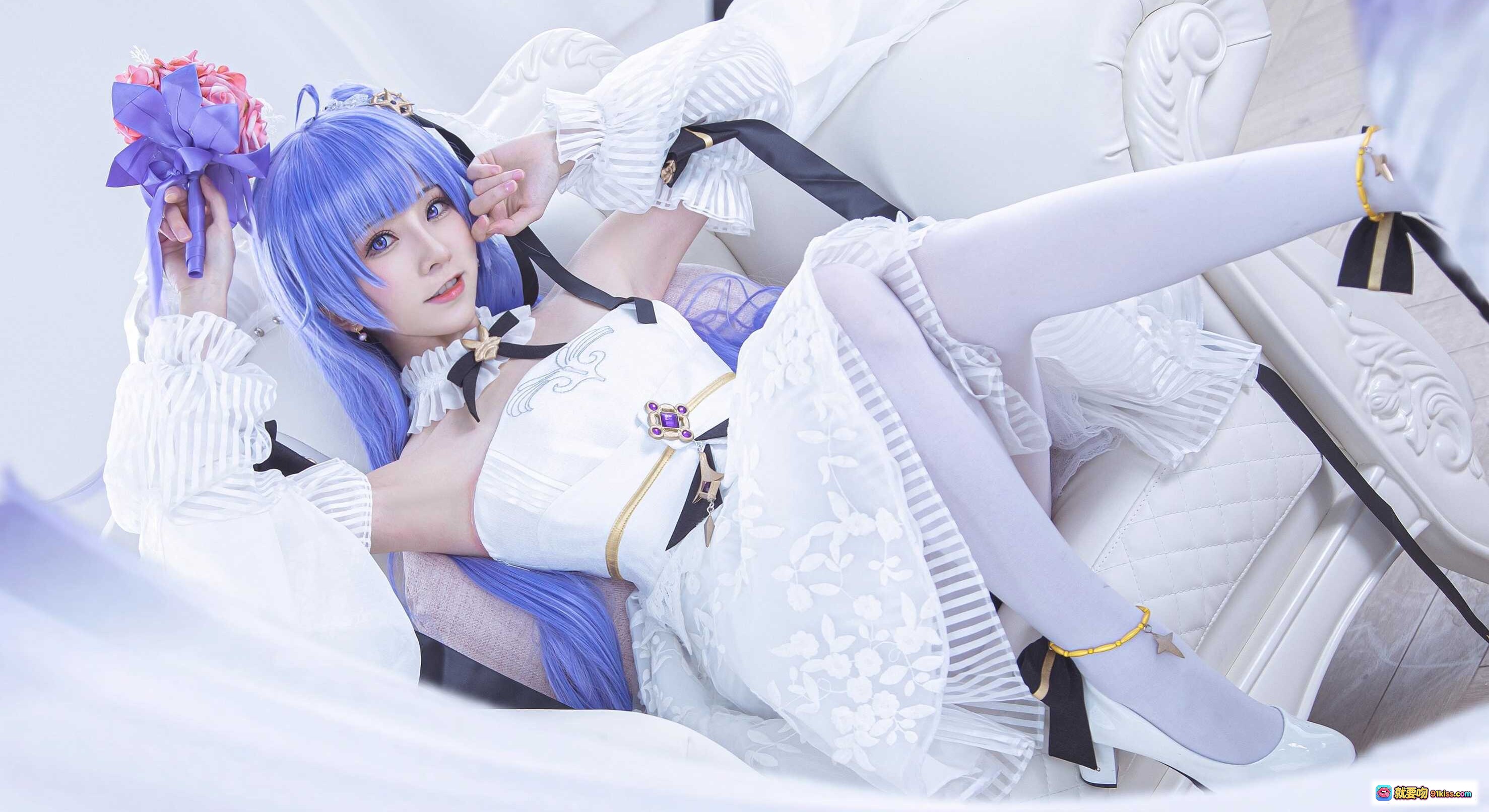 图片[6] - Kitaro绮太郎NO.086独角兽cosplay蓝发少女白色洛丽塔裙手持花束优雅坐姿写真集 - 就要吻