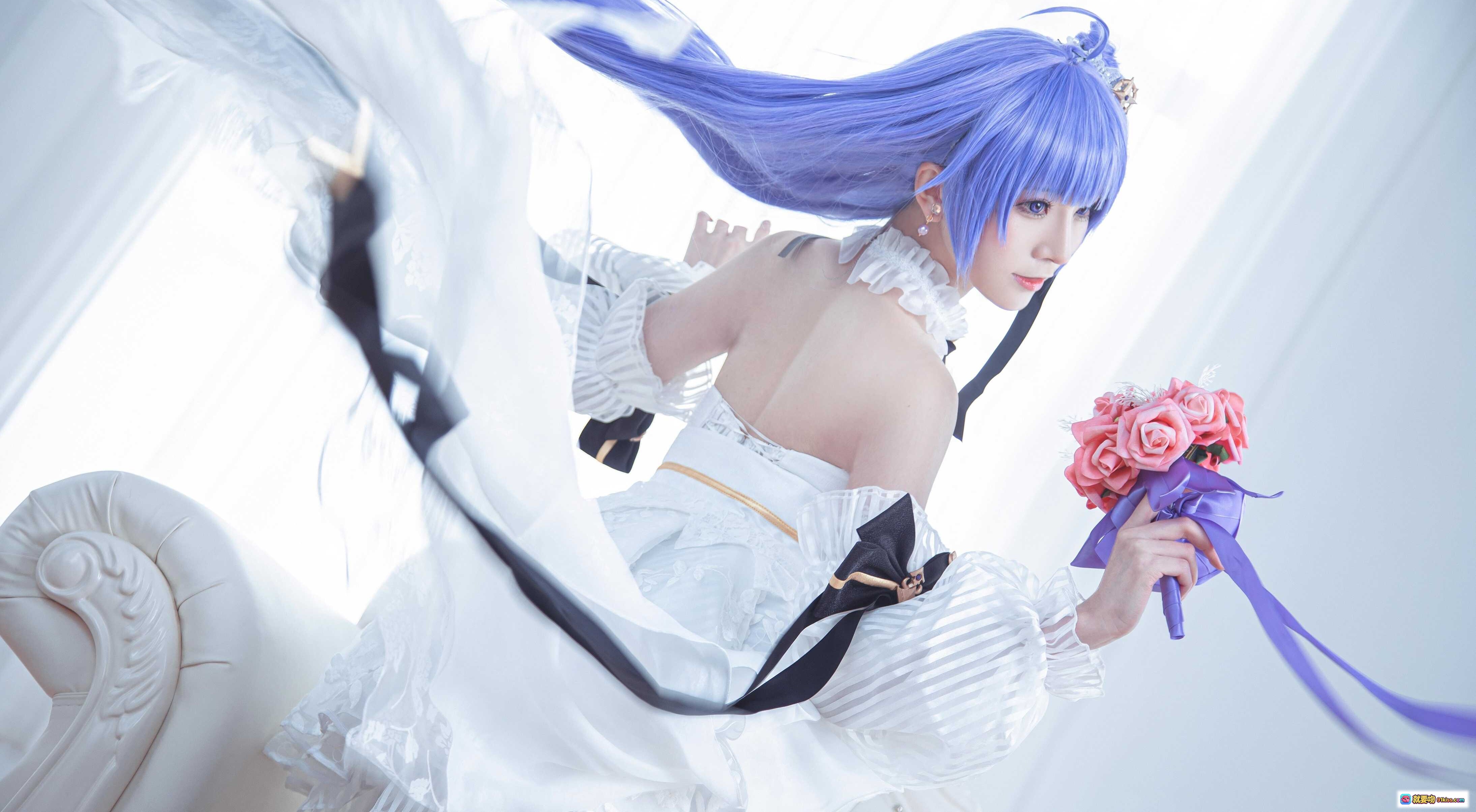 图片[8] - Kitaro绮太郎NO.086独角兽cosplay蓝发少女白色洛丽塔裙手持花束优雅坐姿写真集 - 就要吻