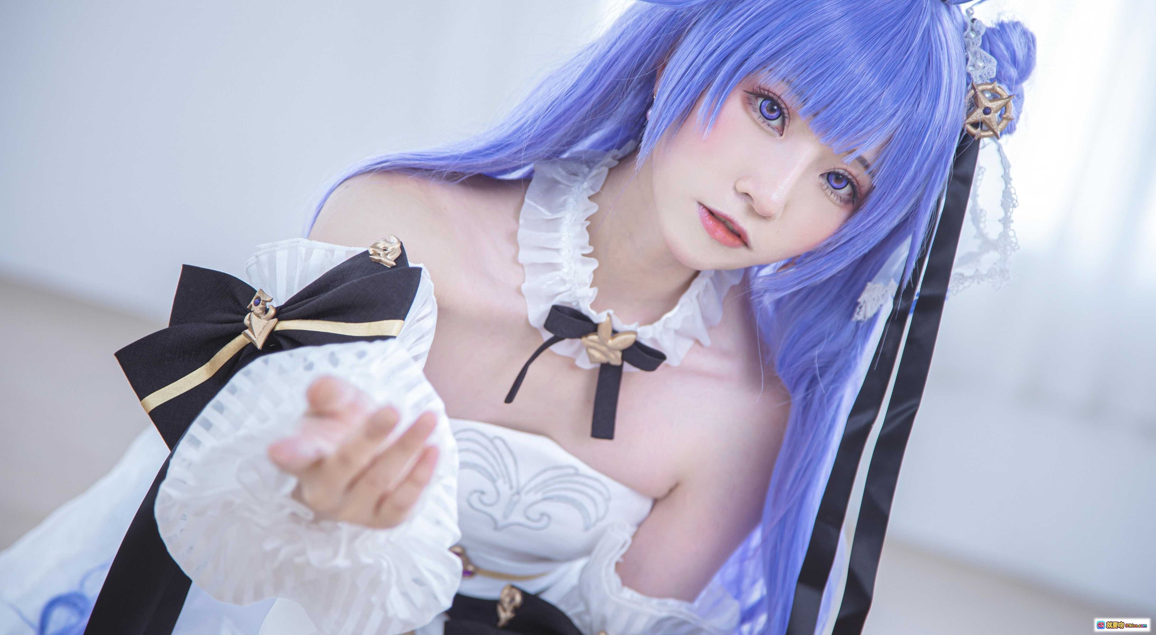 图片[10] - Kitaro绮太郎NO.086独角兽cosplay蓝发少女白色洛丽塔裙手持花束优雅坐姿写真集 - 就要吻