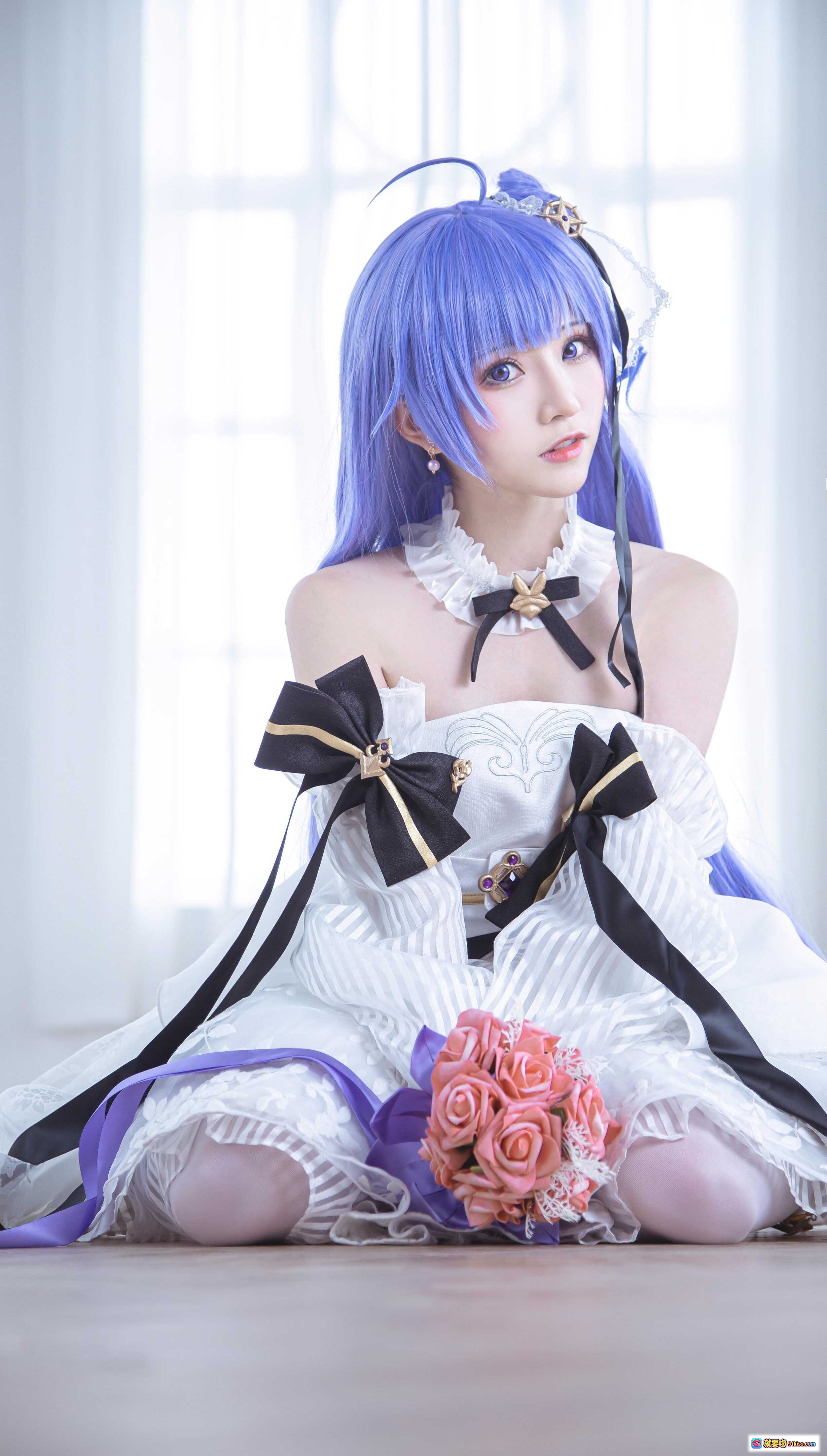 图片[3] - Kitaro绮太郎NO.086独角兽cosplay蓝发少女白色洛丽塔裙手持花束优雅坐姿写真集 - 就要吻