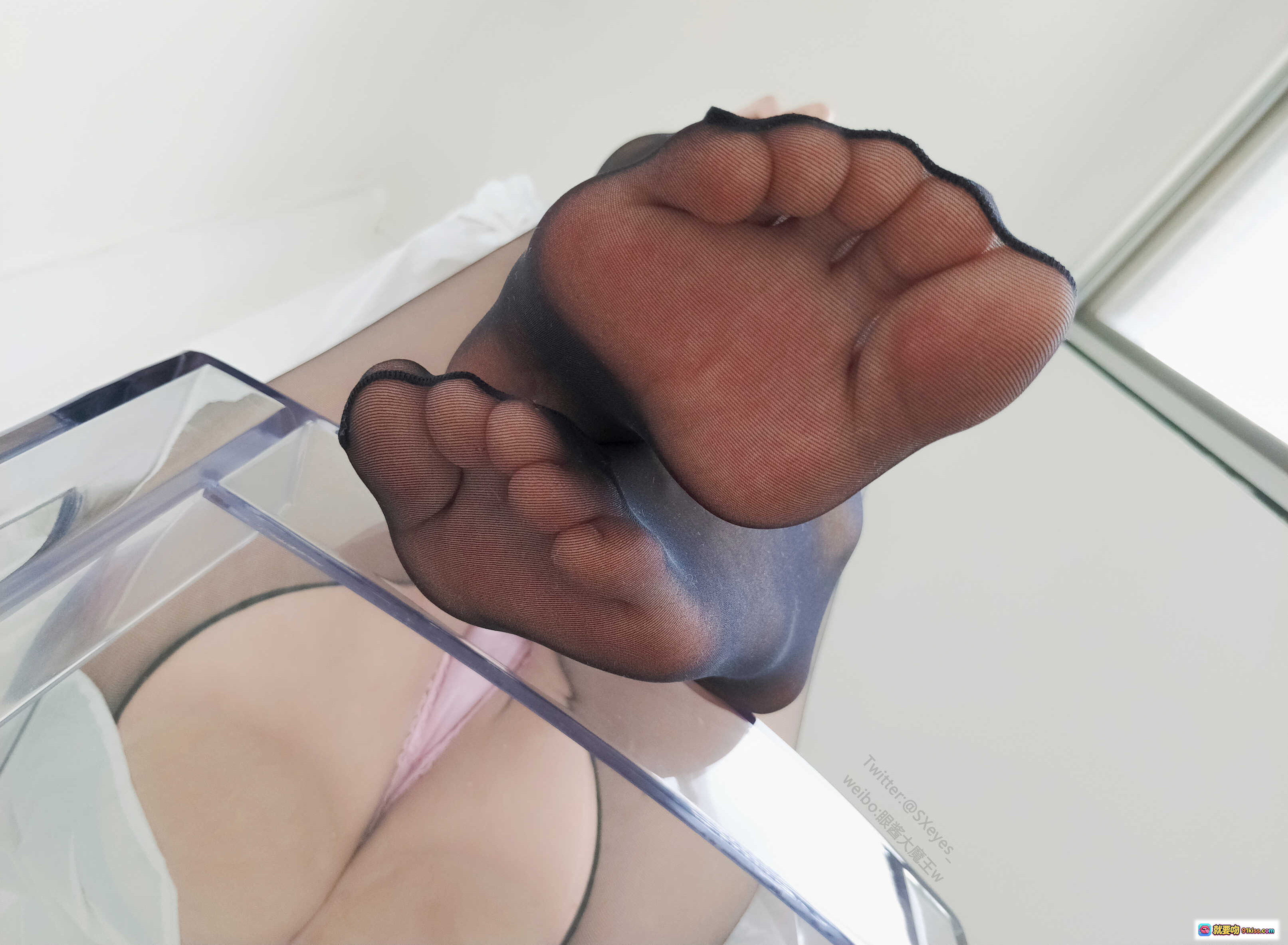 图片[7] - 眼酱大魔王W NO.016 开档黑丝定制写真 粉色细带内裤 白衬衫搭配 丝袜美腿 足部特写 柔软白毯背景 15P高清图集 - 就要吻