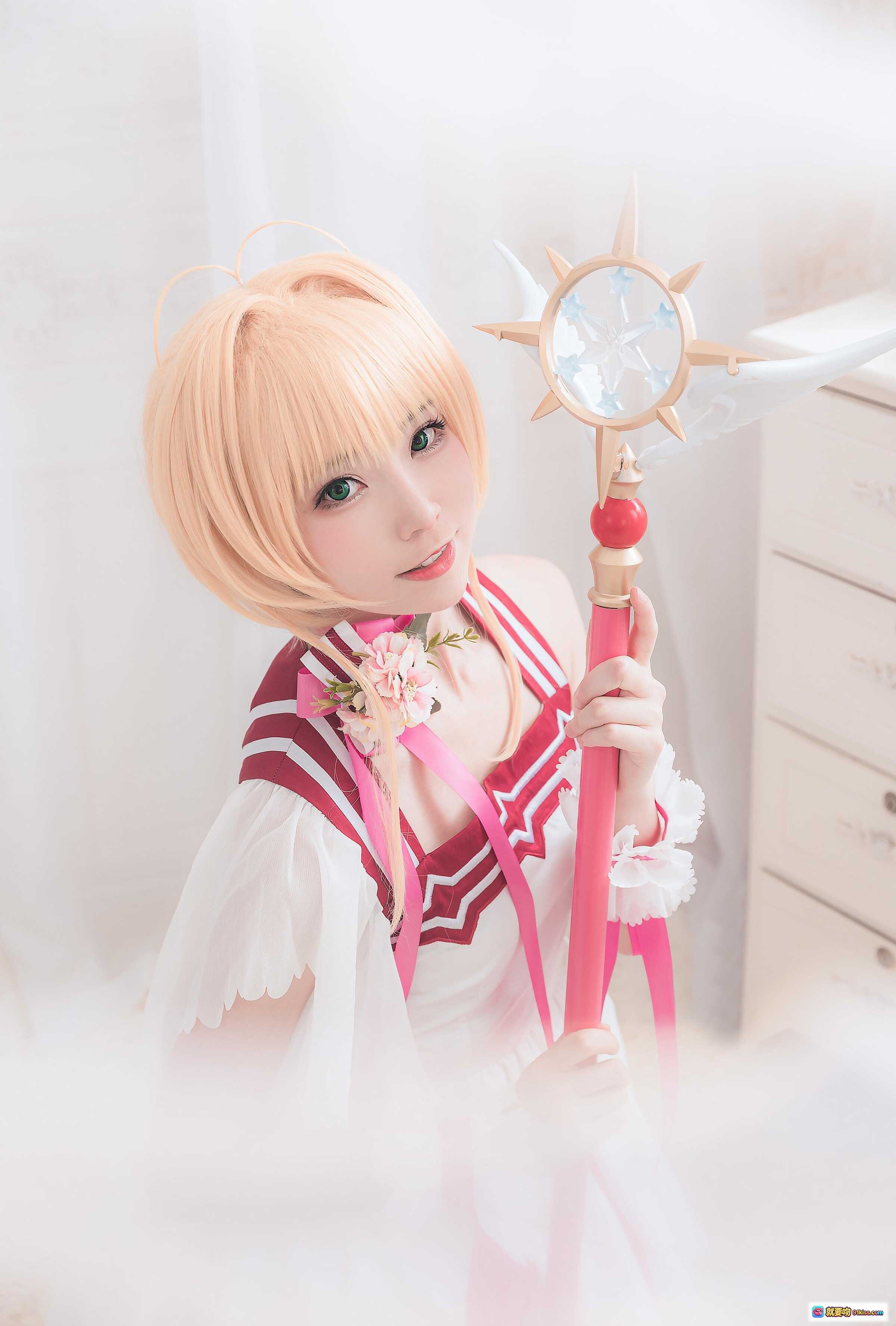 图片[8] - Kitaro绮太郎NO.083小樱Cosplay写真｜粉色魔法杖+白色蓬裙+花饰领结+日系少女风室内拍摄 - 就要吻