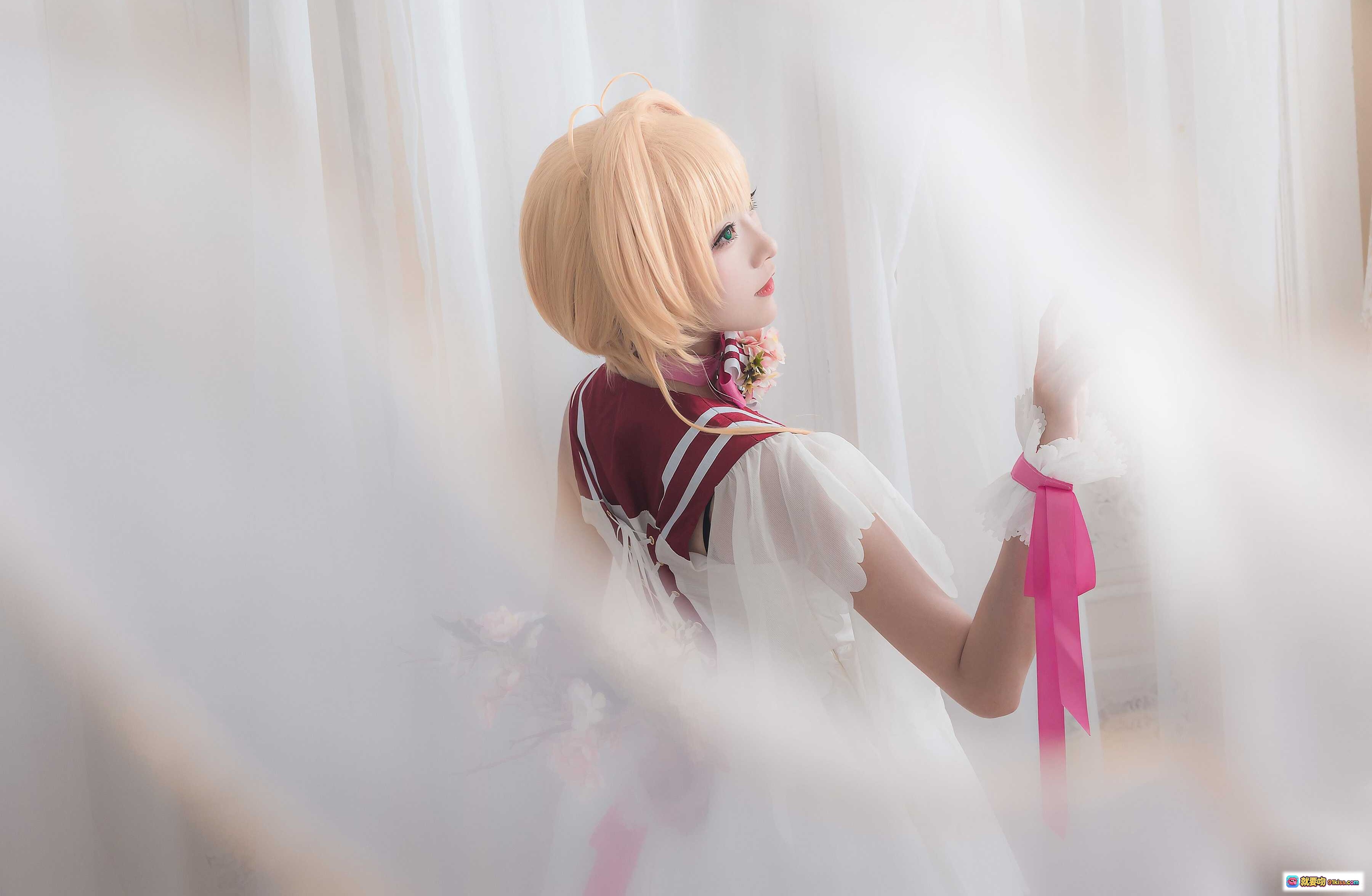 图片[5] - Kitaro绮太郎NO.083小樱Cosplay写真｜粉色魔法杖+白色蓬裙+花饰领结+日系少女风室内拍摄 - 就要吻