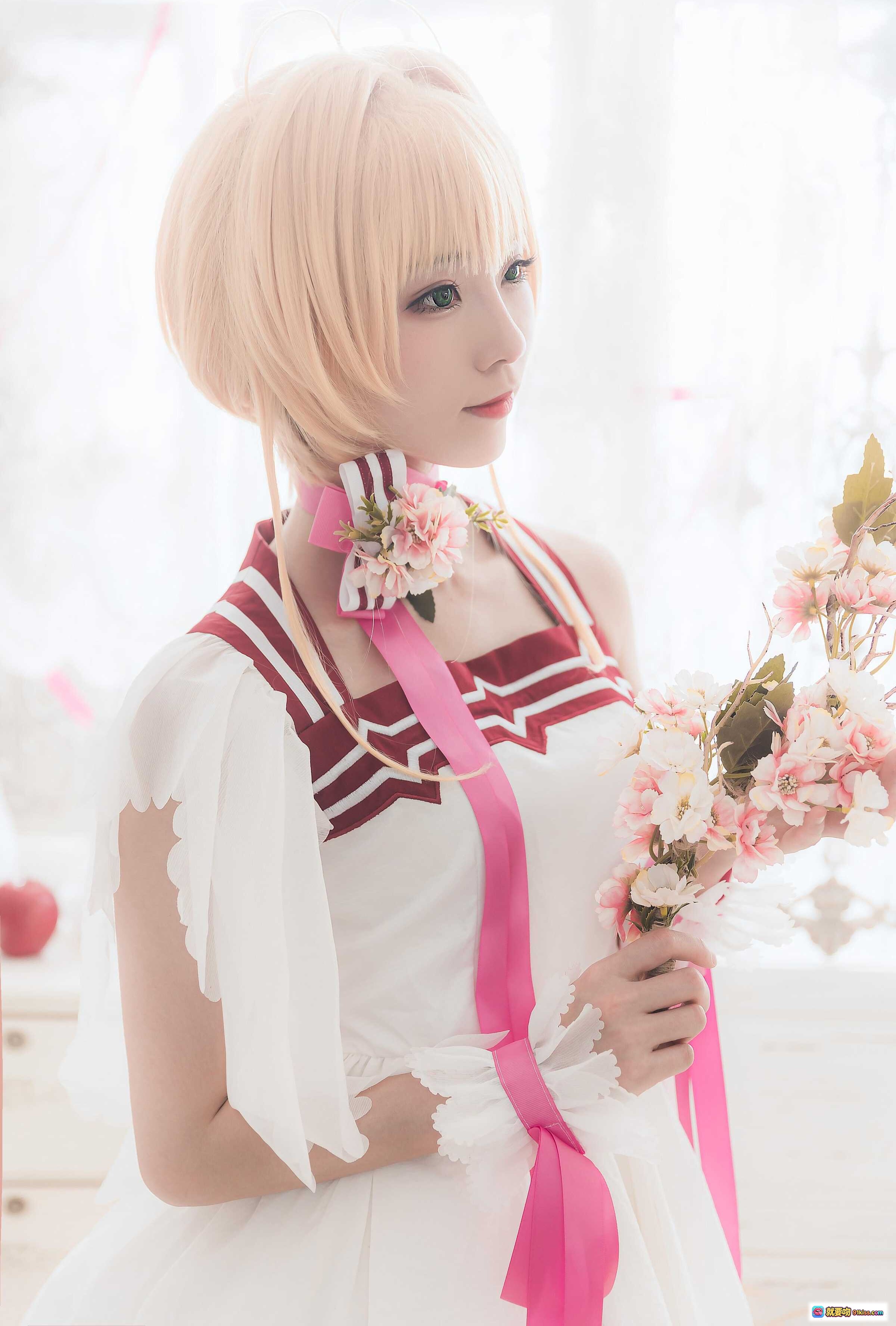 图片[2] - Kitaro绮太郎NO.083小樱Cosplay写真｜粉色魔法杖+白色蓬裙+花饰领结+日系少女风室内拍摄 - 就要吻