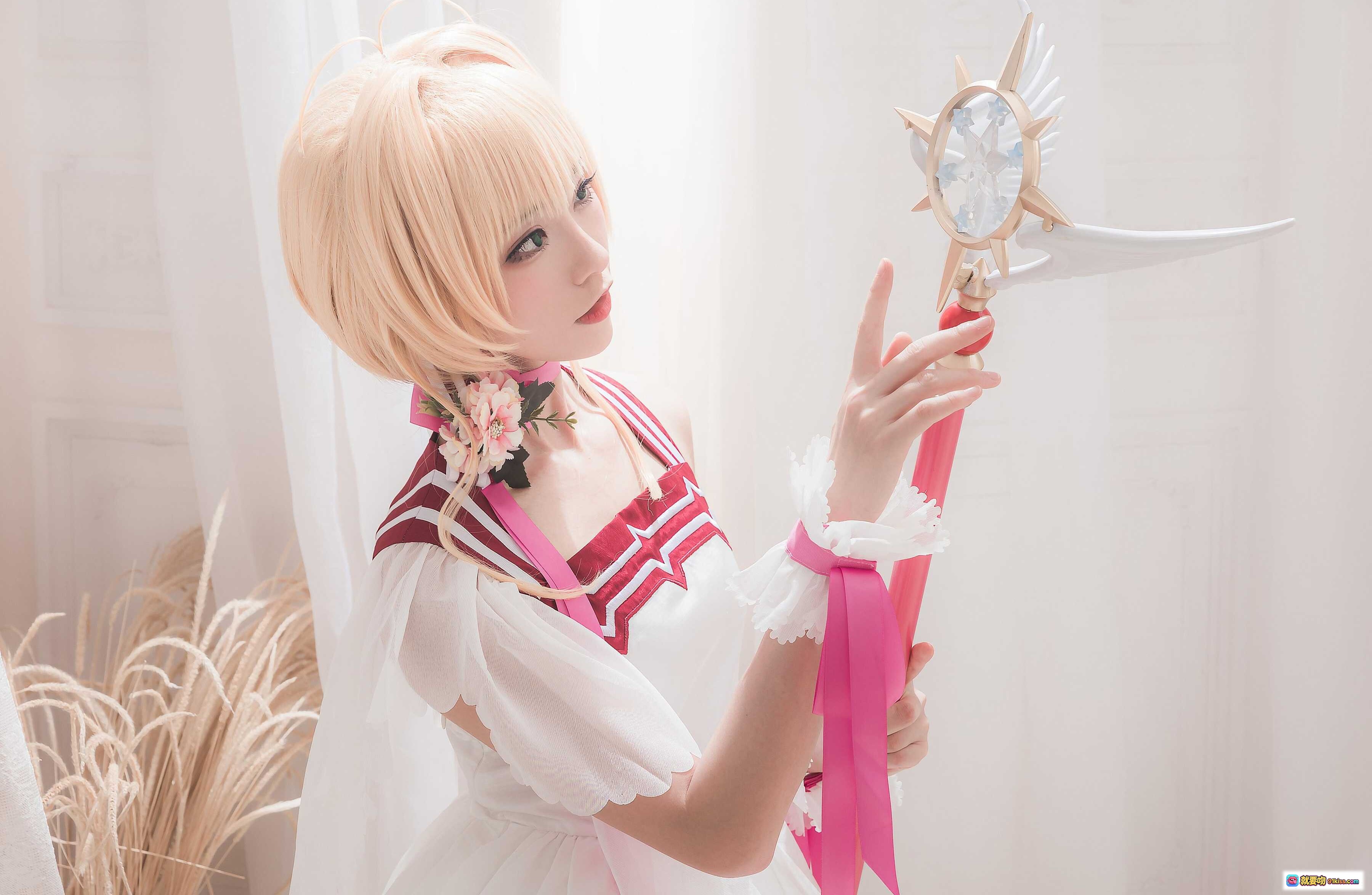 图片[4] - Kitaro绮太郎NO.083小樱Cosplay写真｜粉色魔法杖+白色蓬裙+花饰领结+日系少女风室内拍摄 - 就要吻