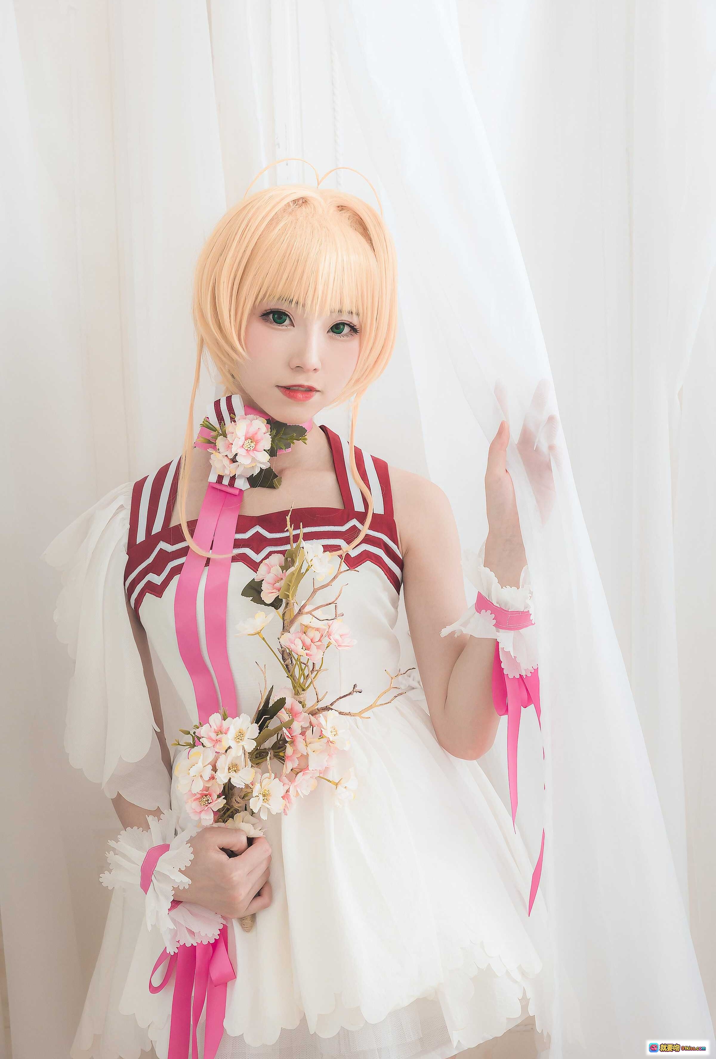 图片[9] - Kitaro绮太郎NO.083小樱Cosplay写真｜粉色魔法杖+白色蓬裙+花饰领结+日系少女风室内拍摄 - 就要吻