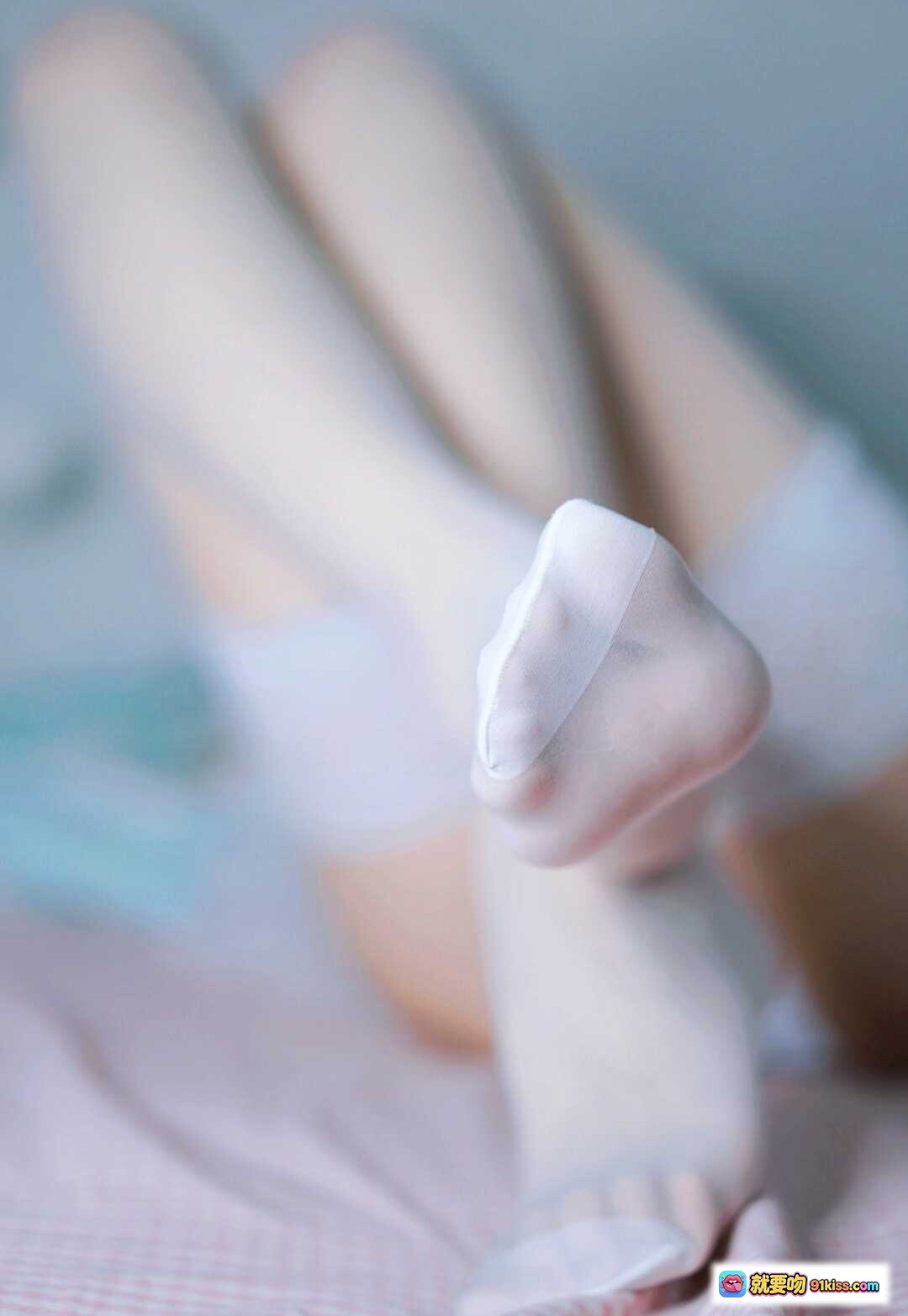 眼酱大魔王w NO.004 白丝美腿特写 软萌少女风 舒适居家场景 高清细腻质感 - 就要吻