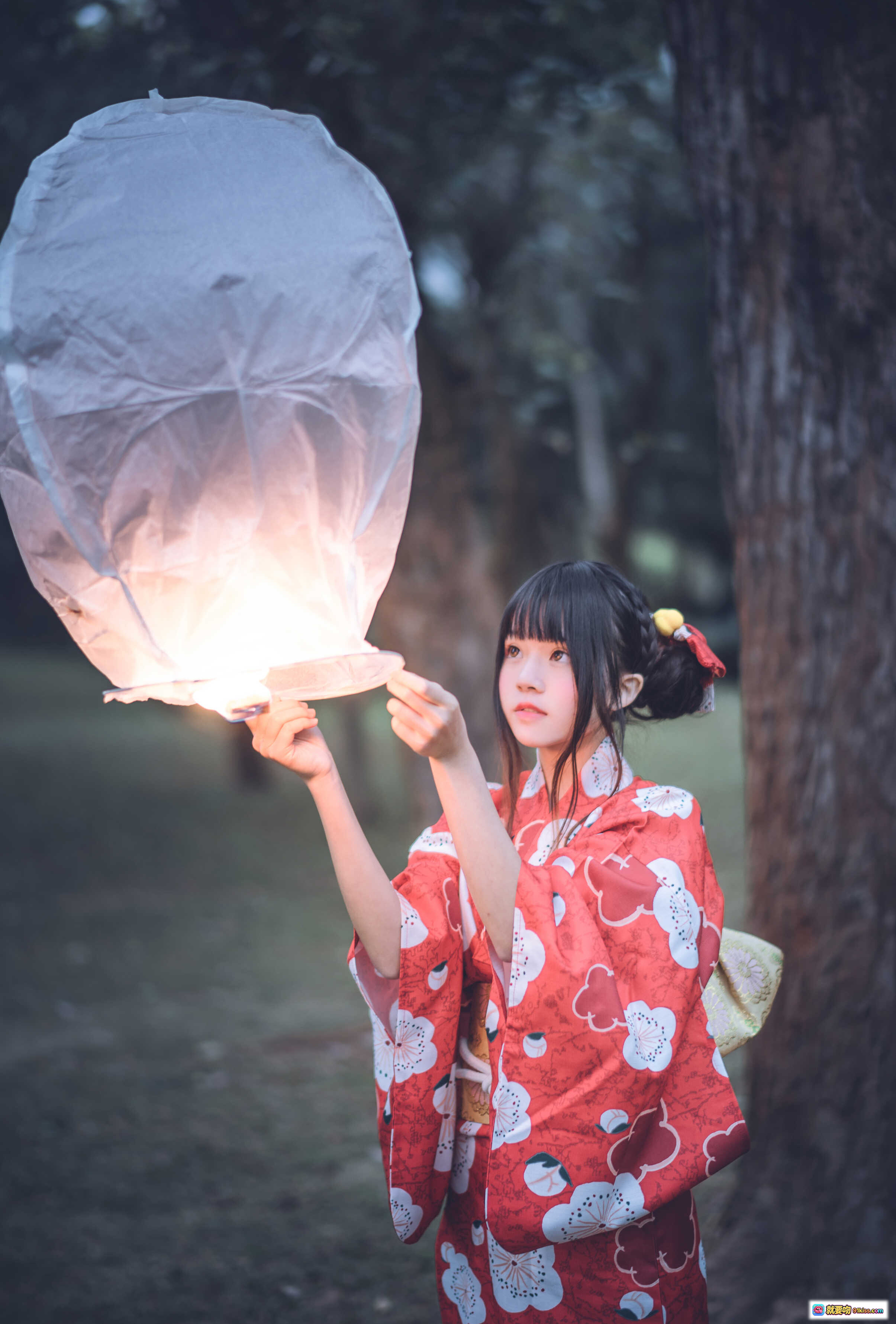 图片[10] - 桜桃喵夏日祭和风写真｜红白樱花浴衣少女森林撑伞坐树干｜日系清新自然外拍摄影集 - 就要吻