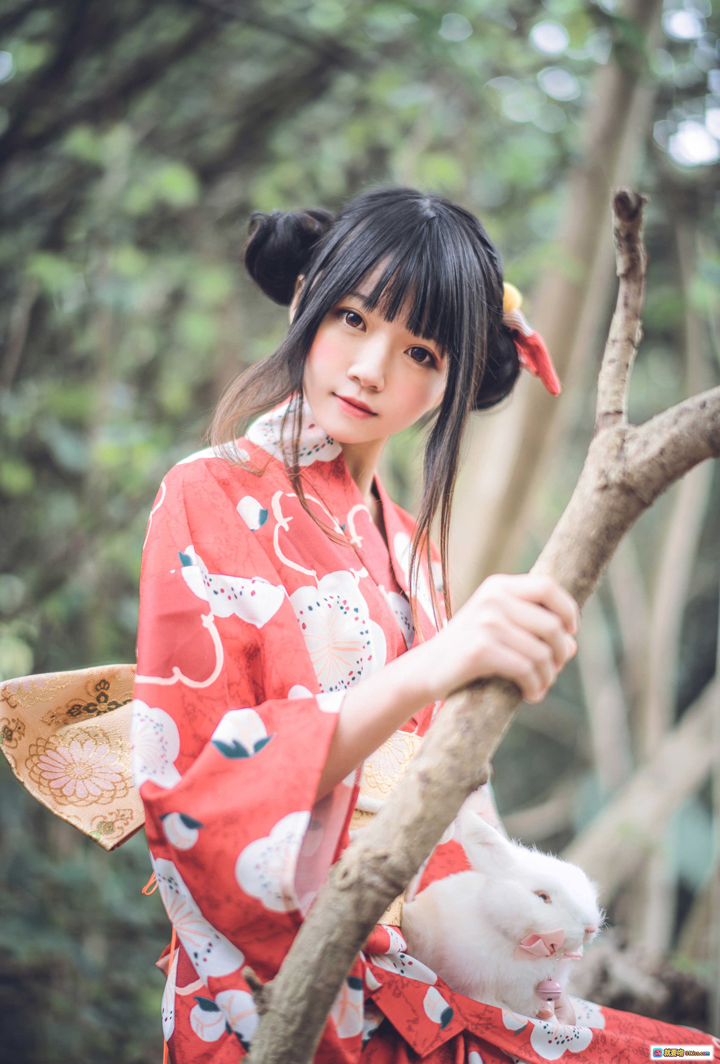 图片[4] - 桜桃喵夏日祭和风写真｜红白樱花浴衣少女森林撑伞坐树干｜日系清新自然外拍摄影集 - 就要吻