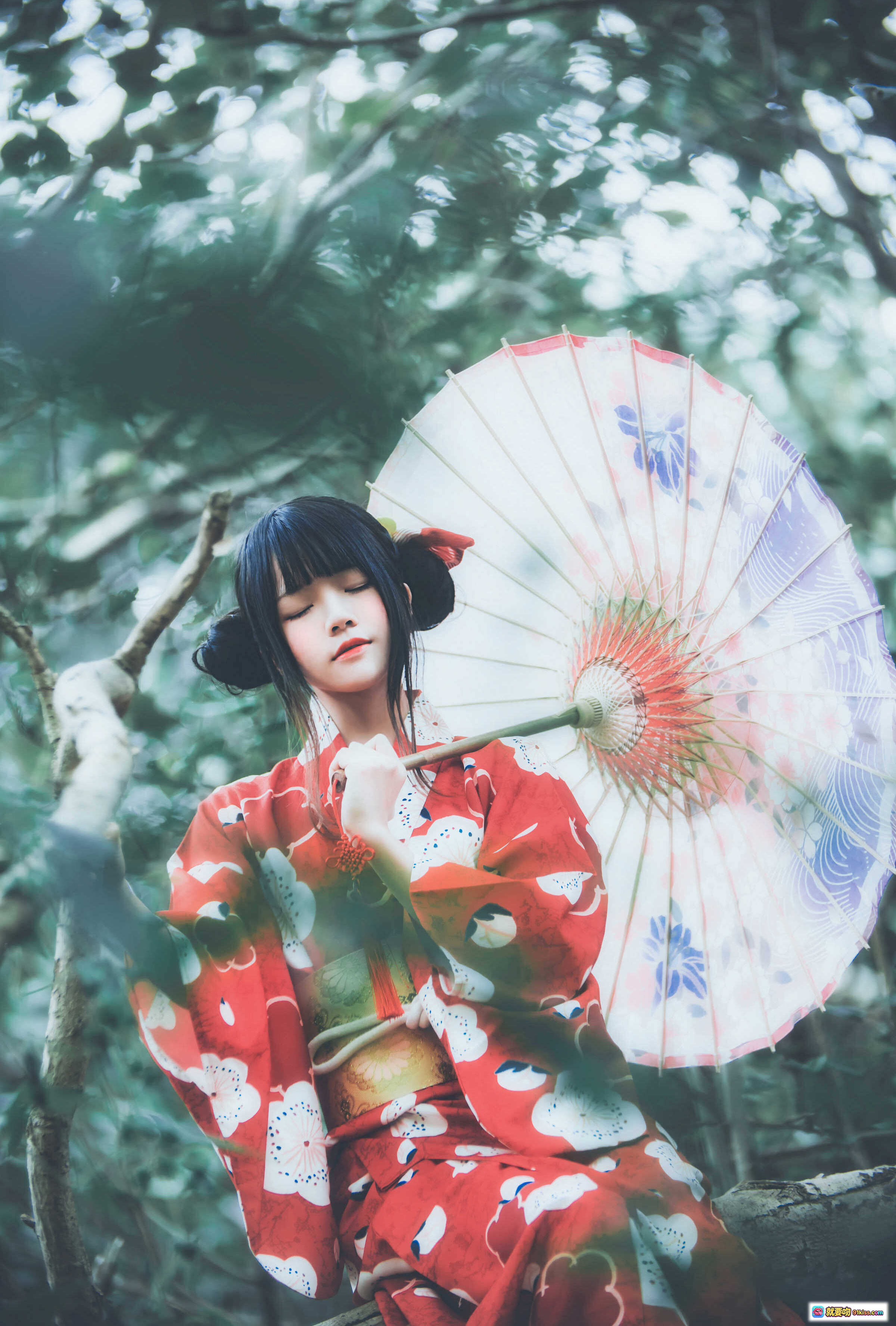 图片[3] - 桜桃喵夏日祭和风写真｜红白樱花浴衣少女森林撑伞坐树干｜日系清新自然外拍摄影集 - 就要吻