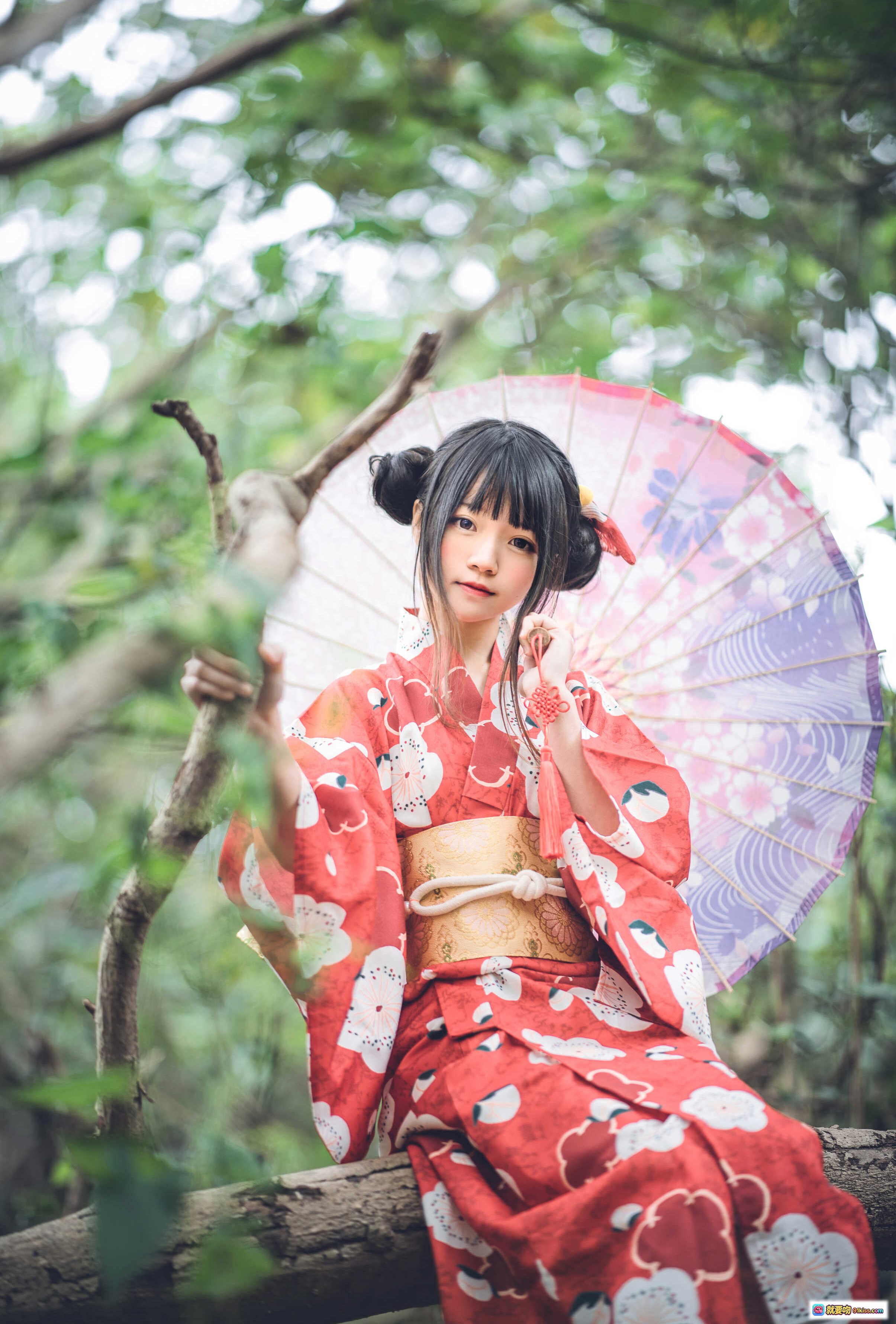 图片[2] - 桜桃喵夏日祭和风写真｜红白樱花浴衣少女森林撑伞坐树干｜日系清新自然外拍摄影集 - 就要吻