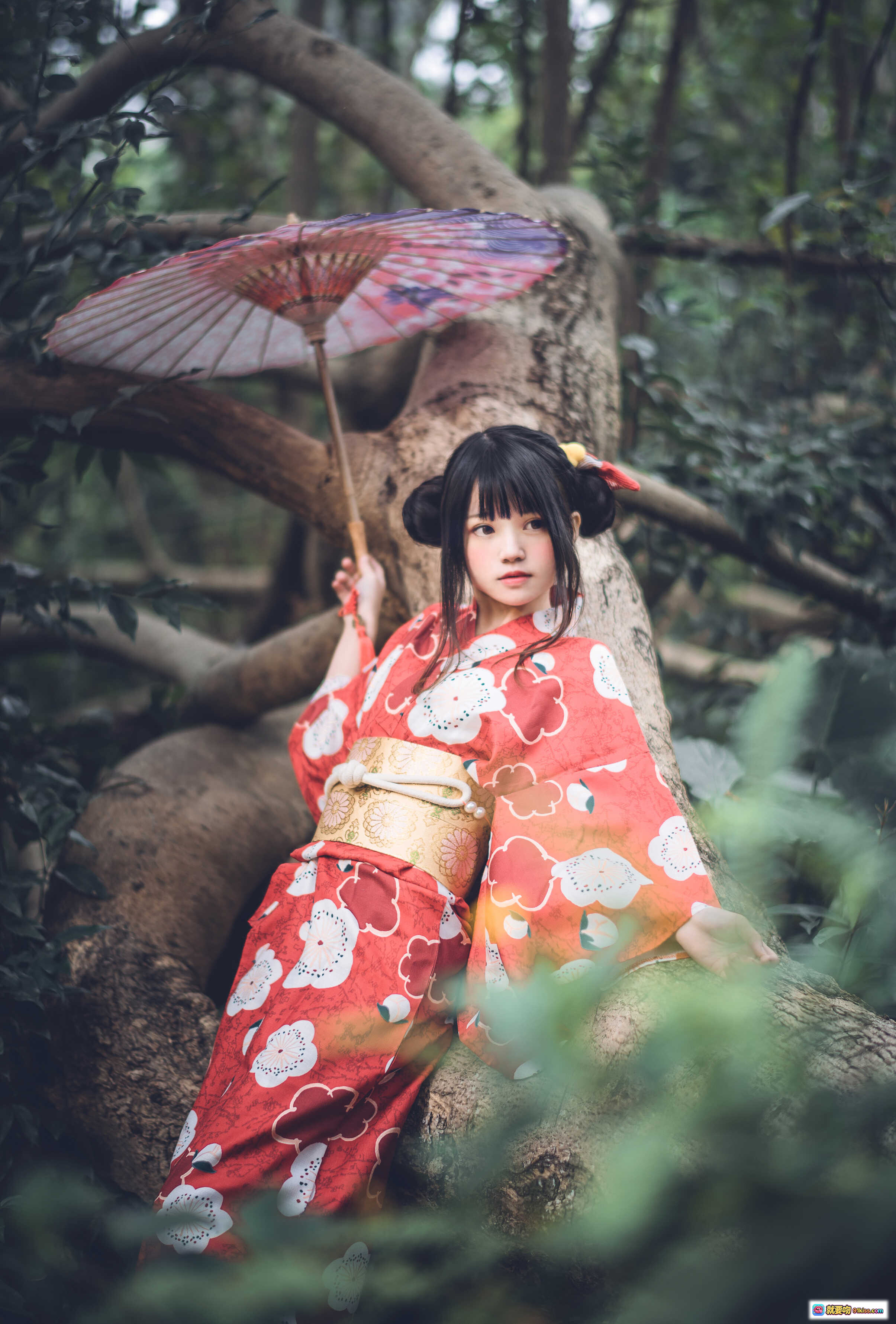 图片[9] - 桜桃喵夏日祭和风写真｜红白樱花浴衣少女森林撑伞坐树干｜日系清新自然外拍摄影集 - 就要吻