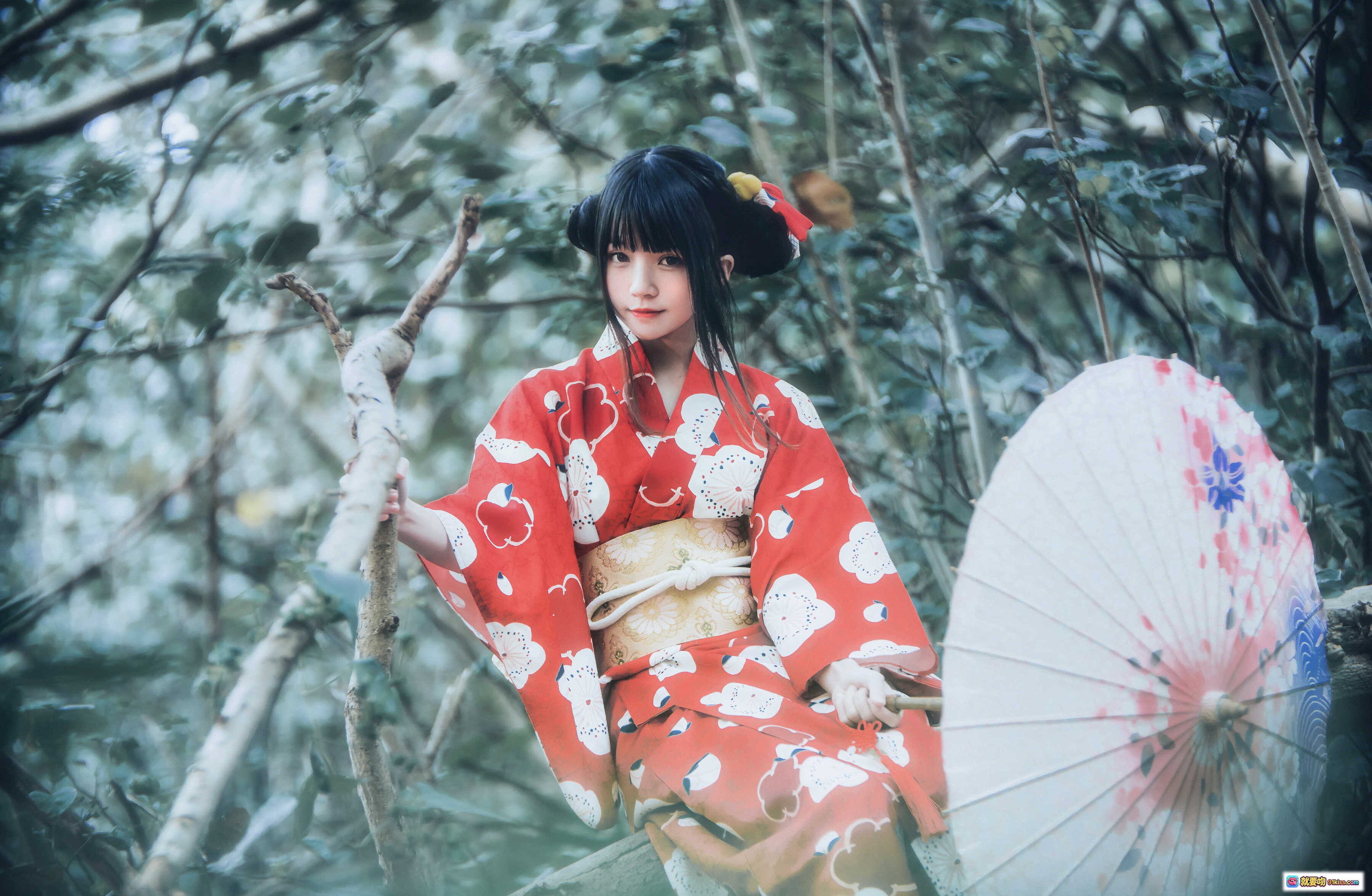 图片[8] - 桜桃喵夏日祭和风写真｜红白樱花浴衣少女森林撑伞坐树干｜日系清新自然外拍摄影集 - 就要吻