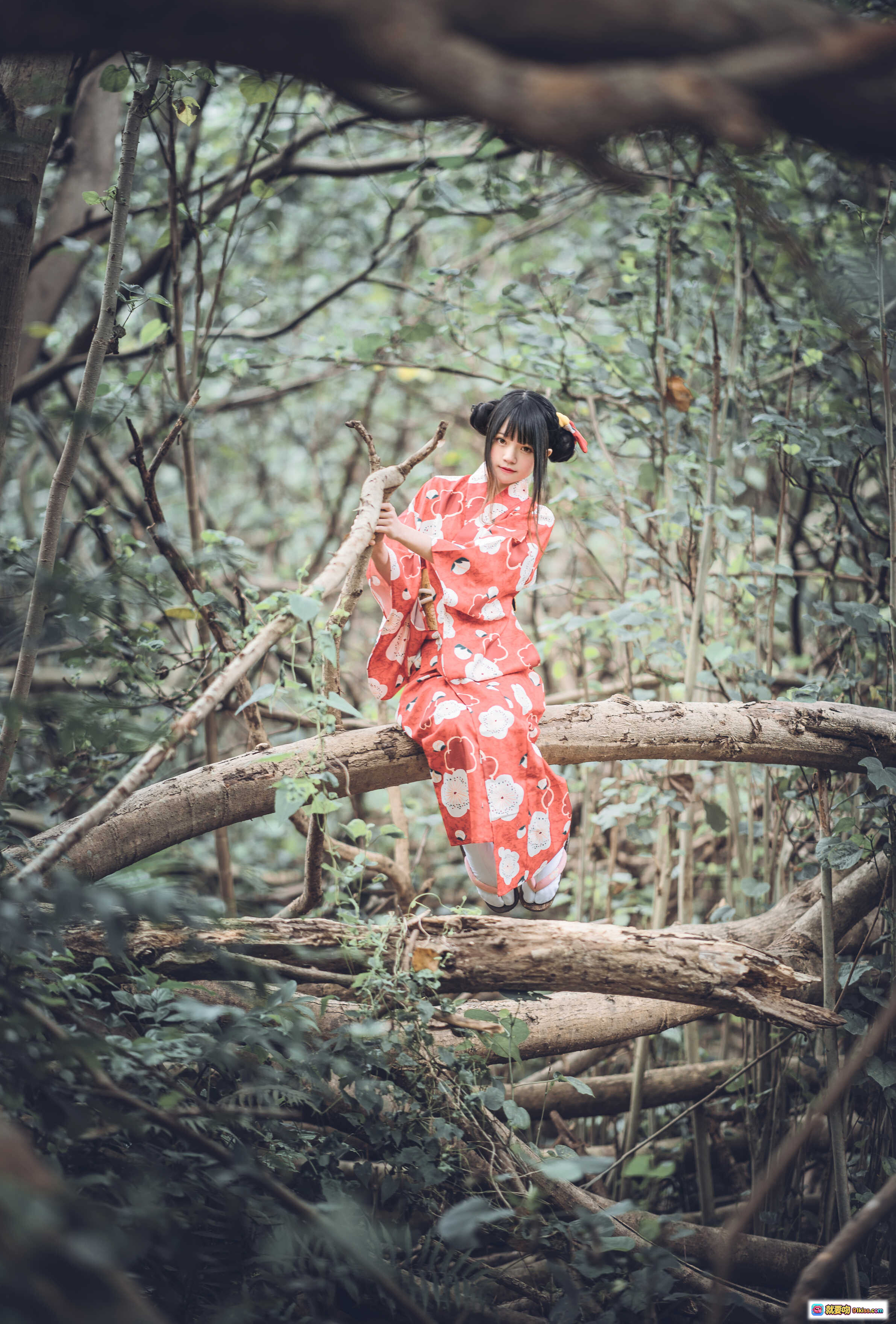 图片[6] - 桜桃喵夏日祭和风写真｜红白樱花浴衣少女森林撑伞坐树干｜日系清新自然外拍摄影集 - 就要吻