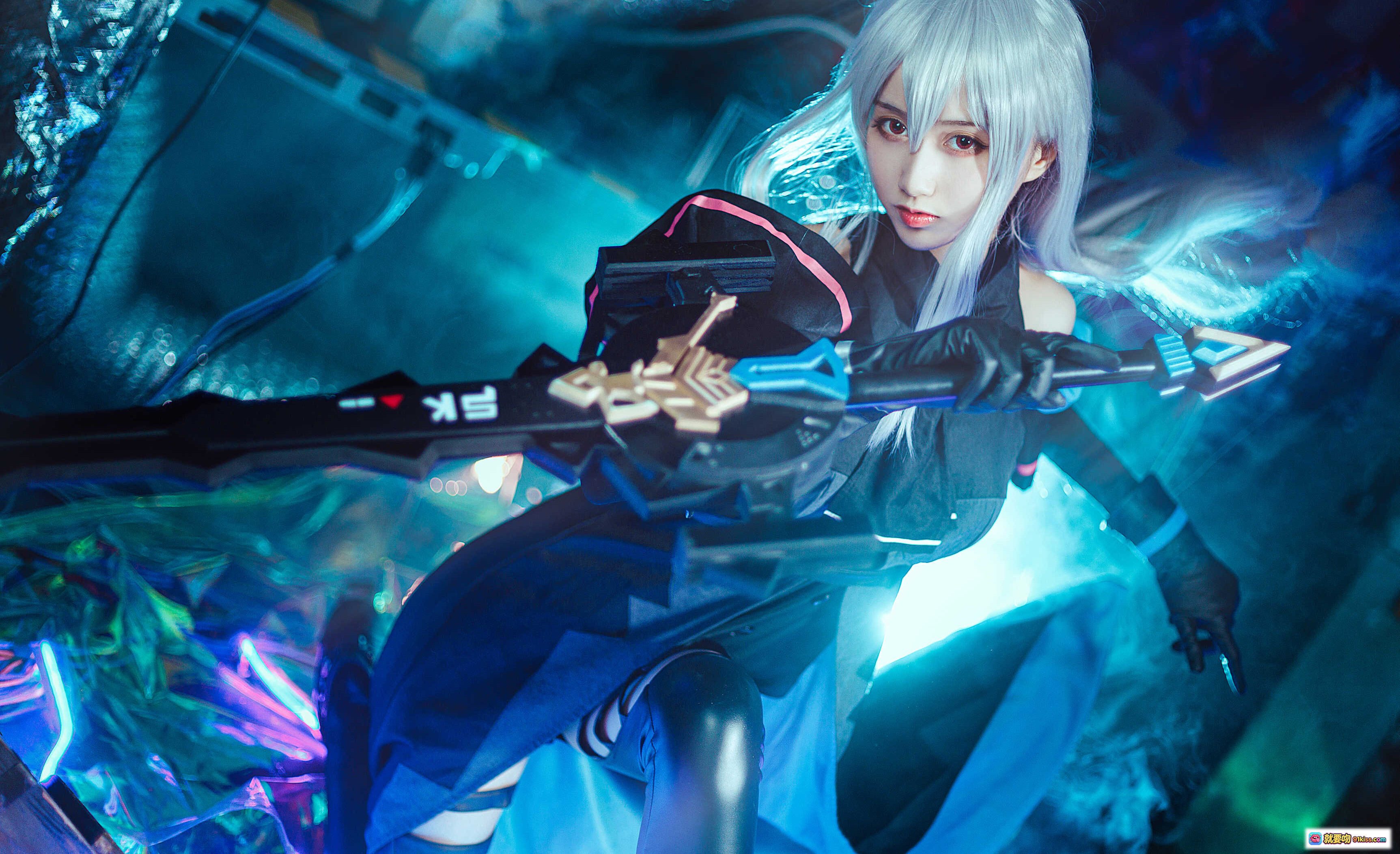 木绵绵OwO斯卡蒂Cosplay写真｜银发少女持剑战斗姿态｜赛博霓虹光影特效｜高清16P壁纸级美图 - 就要吻
