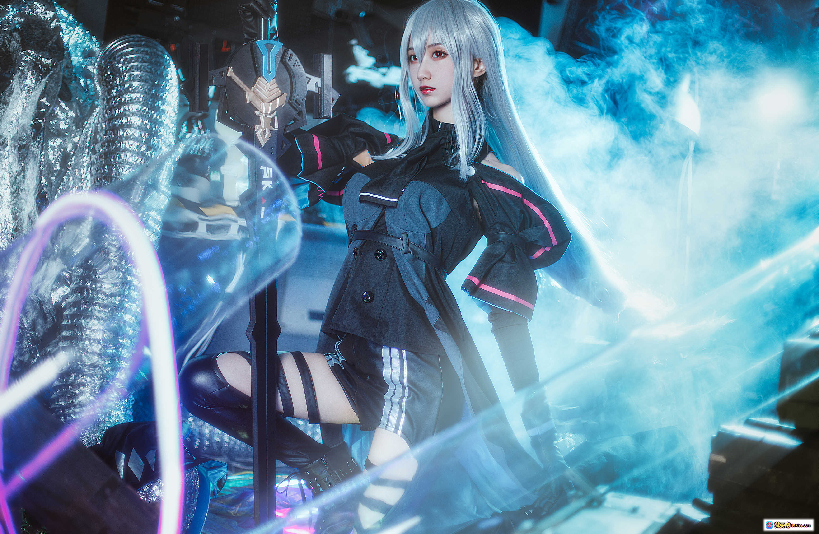 图片[9] - 木绵绵OwO斯卡蒂Cosplay写真｜银发少女持剑战斗姿态｜赛博霓虹光影特效｜高清16P壁纸级美图 - 就要吻