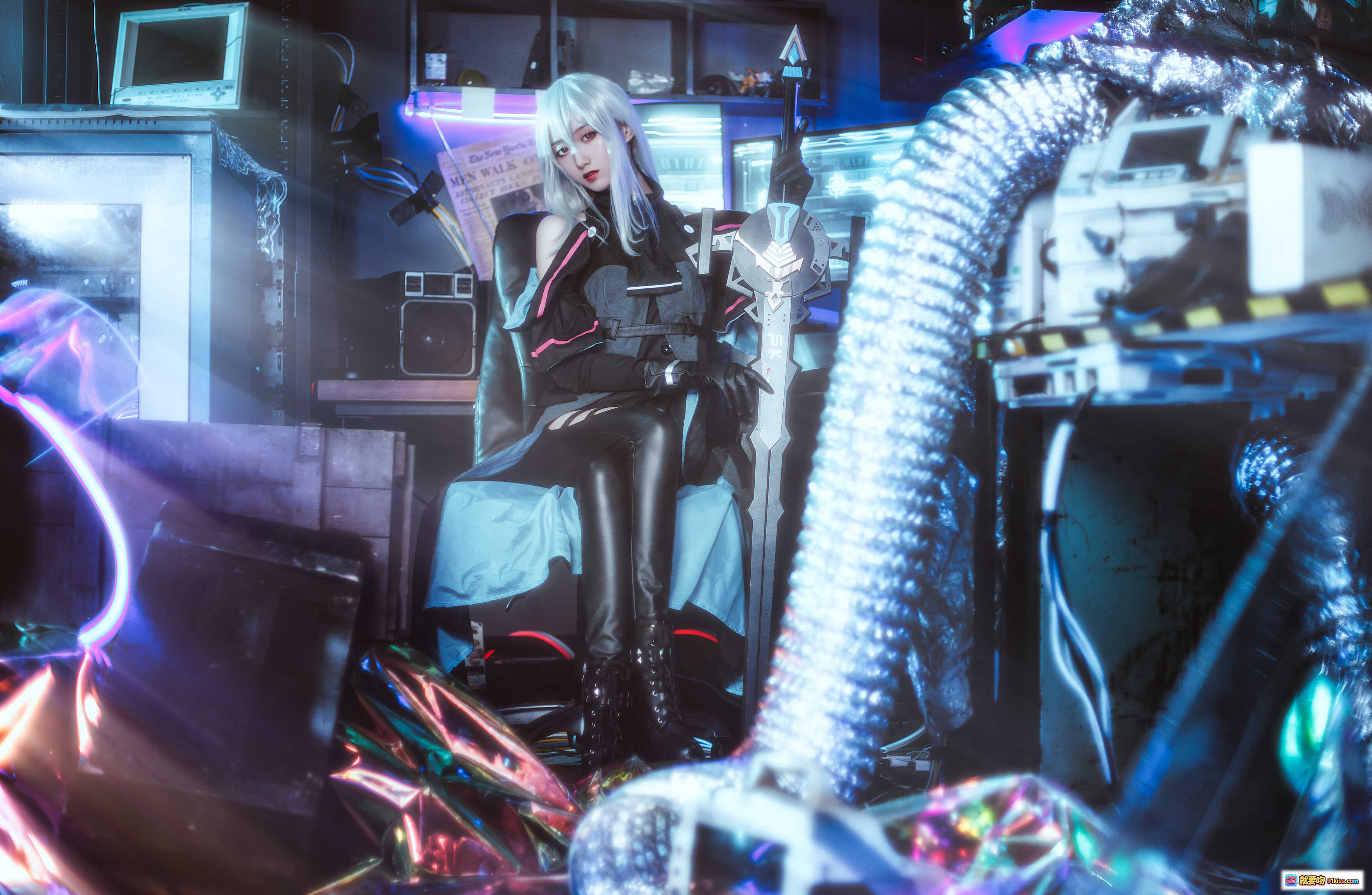 图片[5] - 木绵绵OwO斯卡蒂Cosplay写真｜银发少女持剑战斗姿态｜赛博霓虹光影特效｜高清16P壁纸级美图 - 就要吻