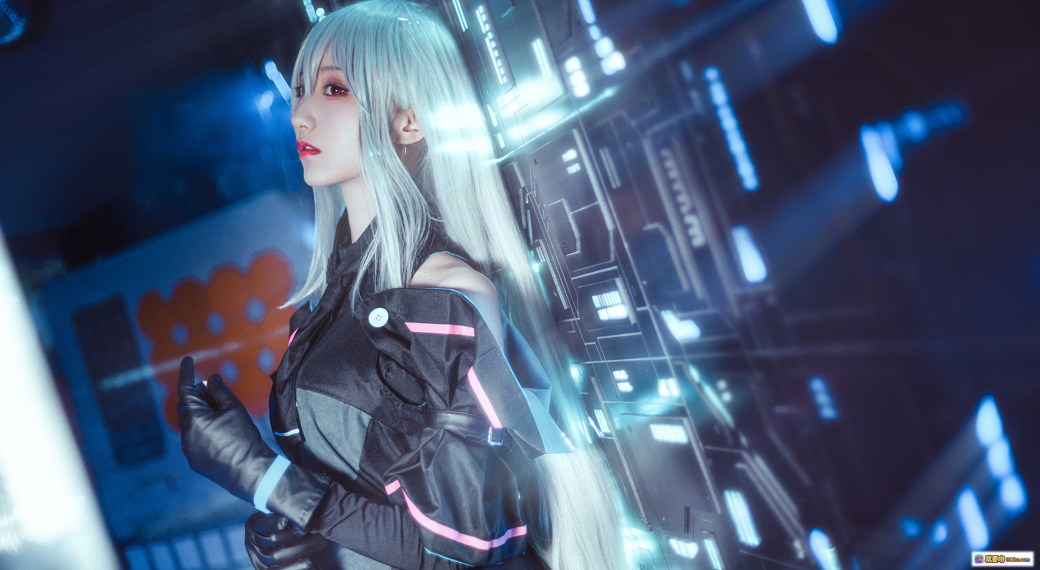 图片[8] - 木绵绵OwO斯卡蒂Cosplay写真｜银发少女持剑战斗姿态｜赛博霓虹光影特效｜高清16P壁纸级美图 - 就要吻