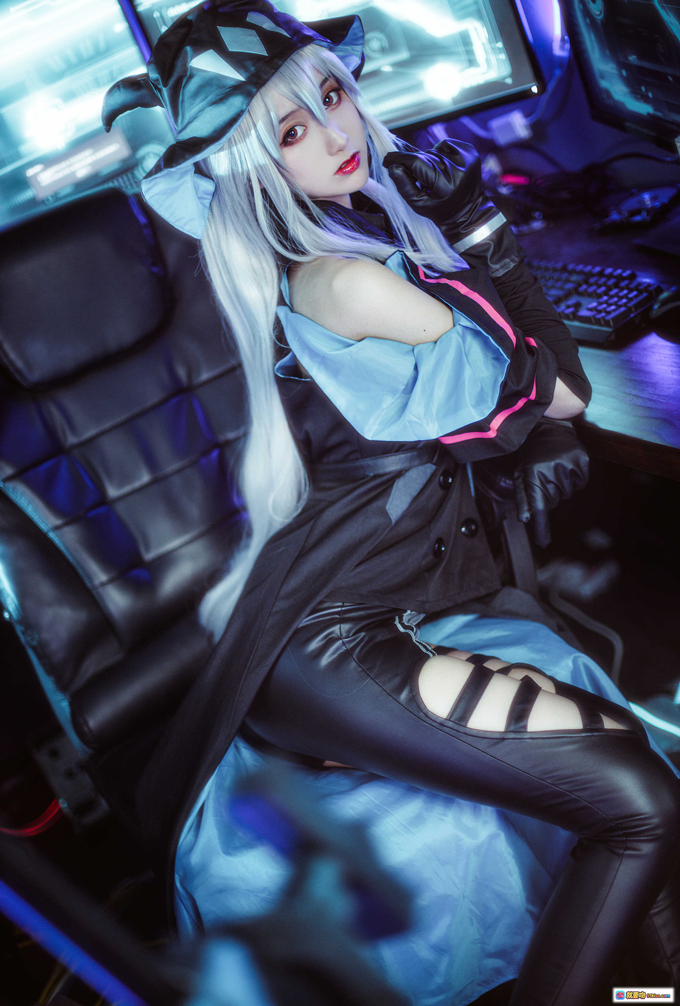 图片[7] - 木绵绵OwO斯卡蒂Cosplay写真｜银发少女持剑战斗姿态｜赛博霓虹光影特效｜高清16P壁纸级美图 - 就要吻