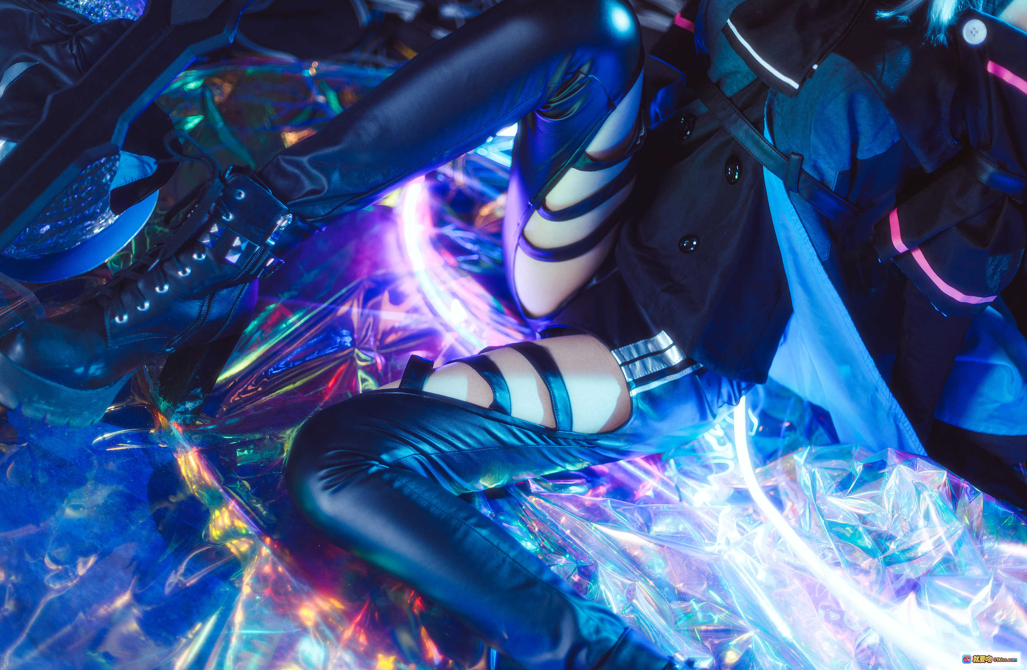 图片[4] - 木绵绵OwO斯卡蒂Cosplay写真｜银发少女持剑战斗姿态｜赛博霓虹光影特效｜高清16P壁纸级美图 - 就要吻