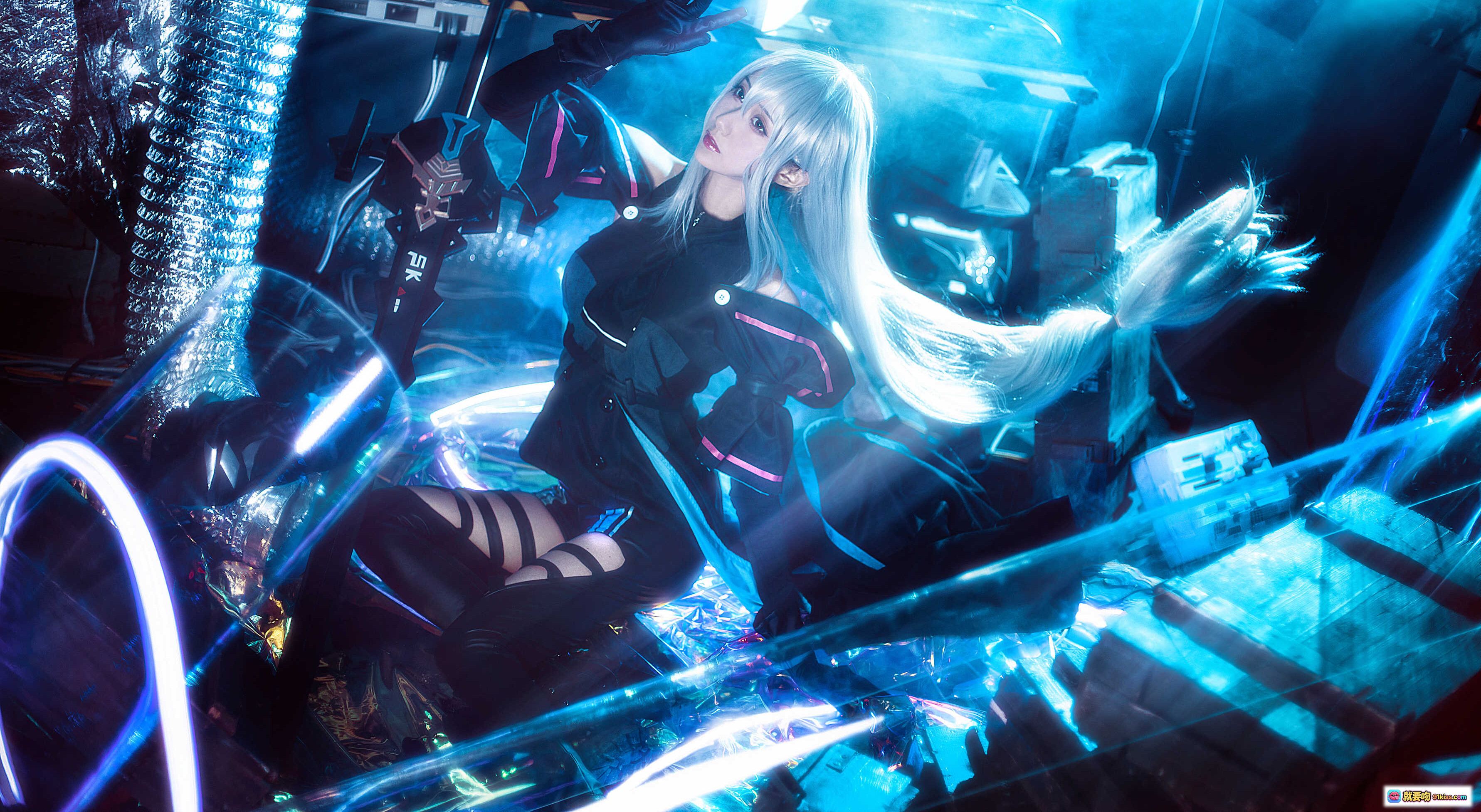 图片[3] - 木绵绵OwO斯卡蒂Cosplay写真｜银发少女持剑战斗姿态｜赛博霓虹光影特效｜高清16P壁纸级美图 - 就要吻