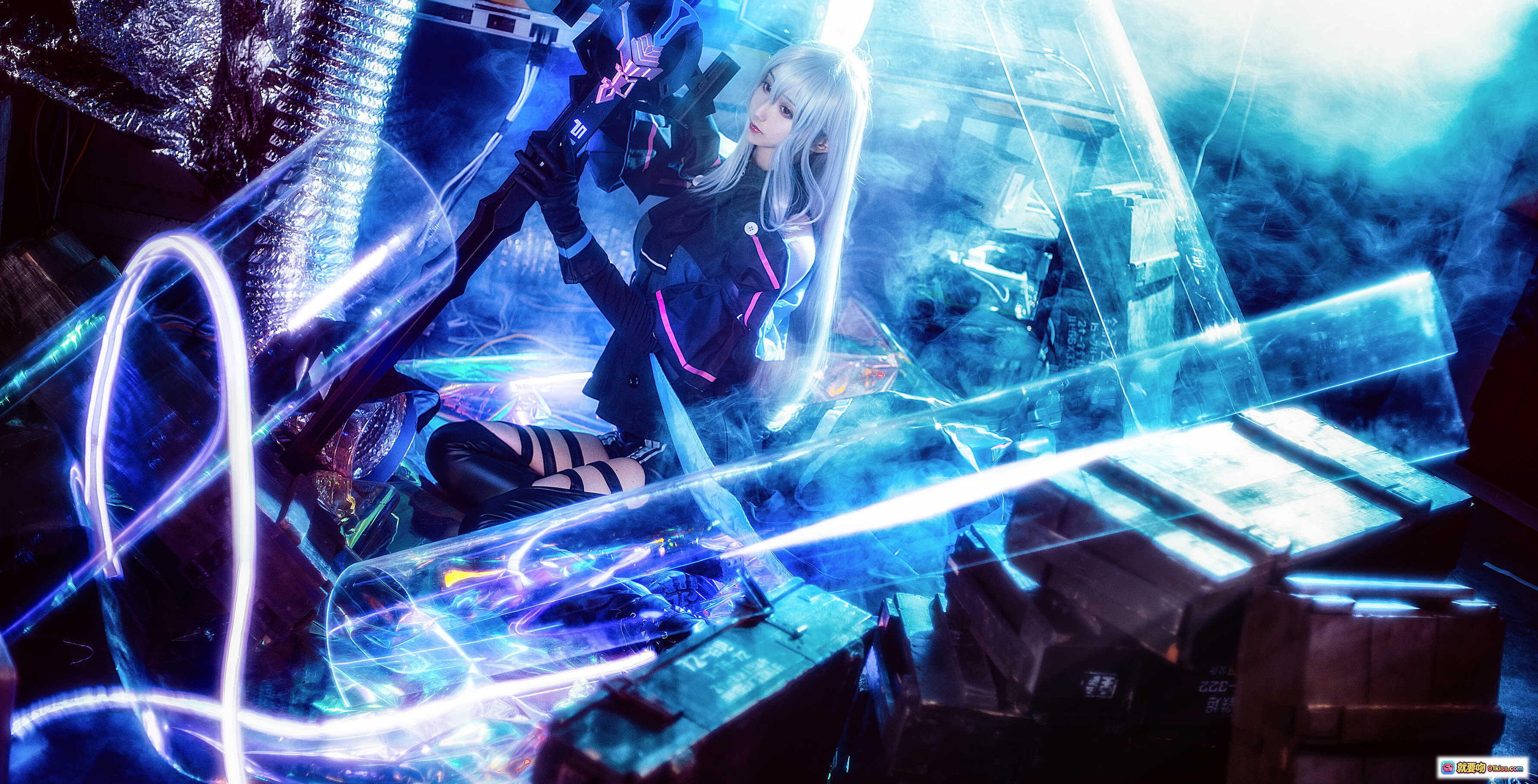 图片[2] - 木绵绵OwO斯卡蒂Cosplay写真｜银发少女持剑战斗姿态｜赛博霓虹光影特效｜高清16P壁纸级美图 - 就要吻
