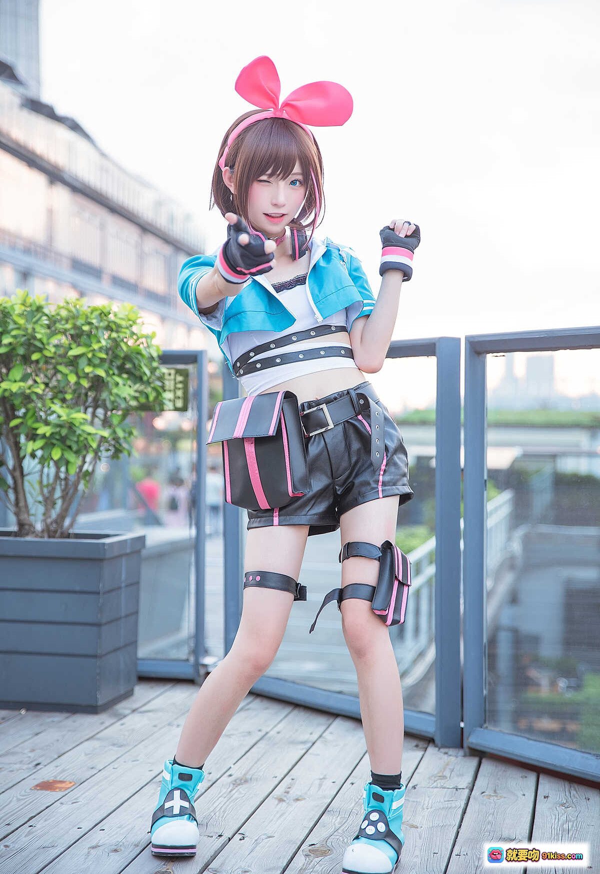 图片[7] - Kitaro绮太郎NO.009绊爱cosplay碧蓝航线蓝装造型 粉兔耳+蓝连帽+黑粉短裙街拍写真 - 就要吻