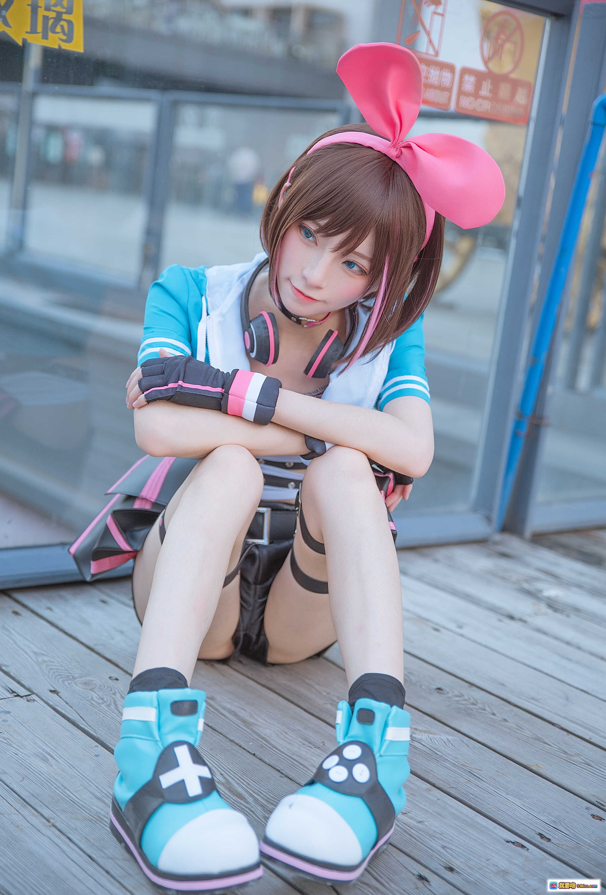 图片[3] - Kitaro绮太郎NO.009绊爱cosplay碧蓝航线蓝装造型 粉兔耳+蓝连帽+黑粉短裙街拍写真 - 就要吻