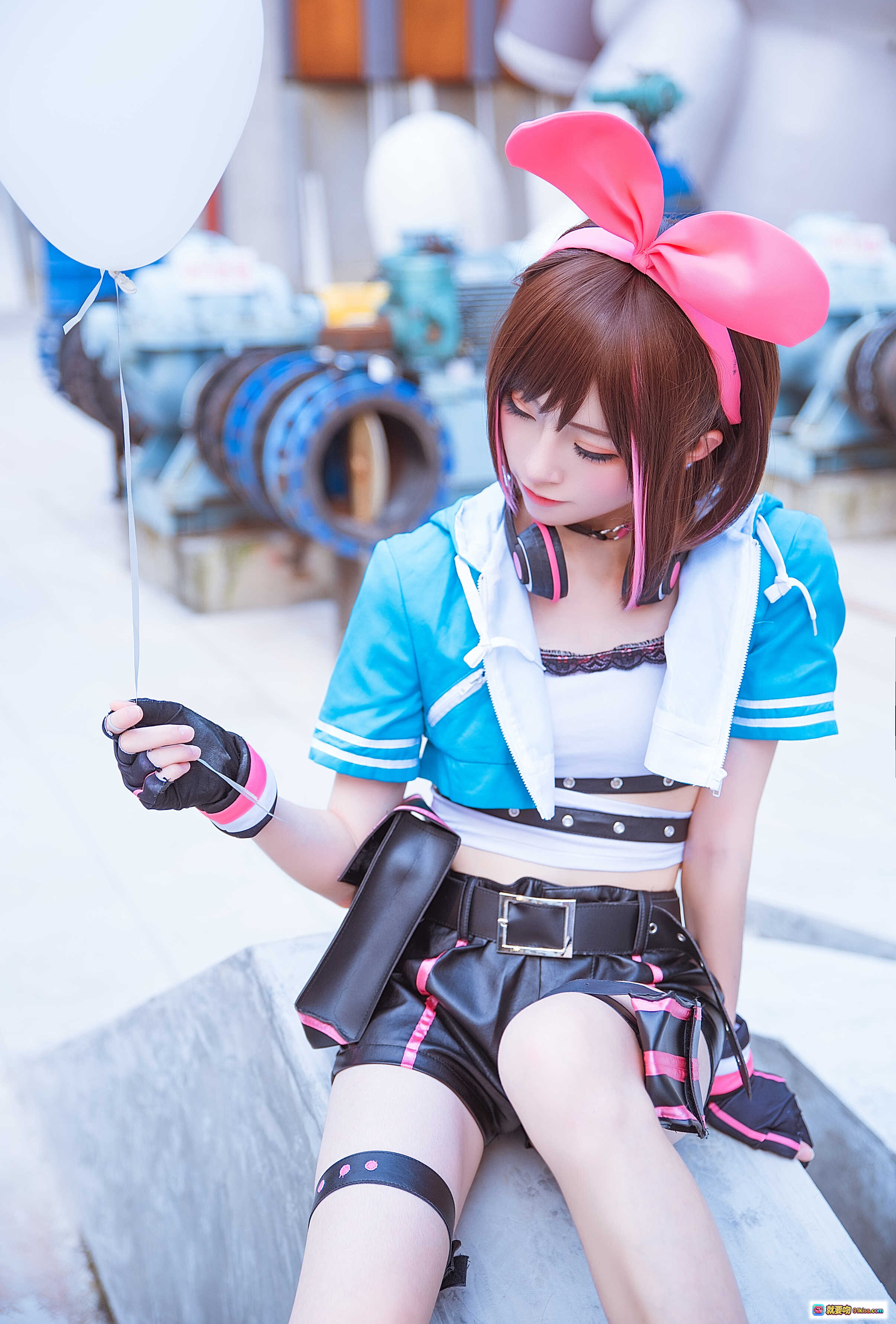 图片[2] - Kitaro绮太郎NO.009绊爱cosplay碧蓝航线蓝装造型 粉兔耳+蓝连帽+黑粉短裙街拍写真 - 就要吻