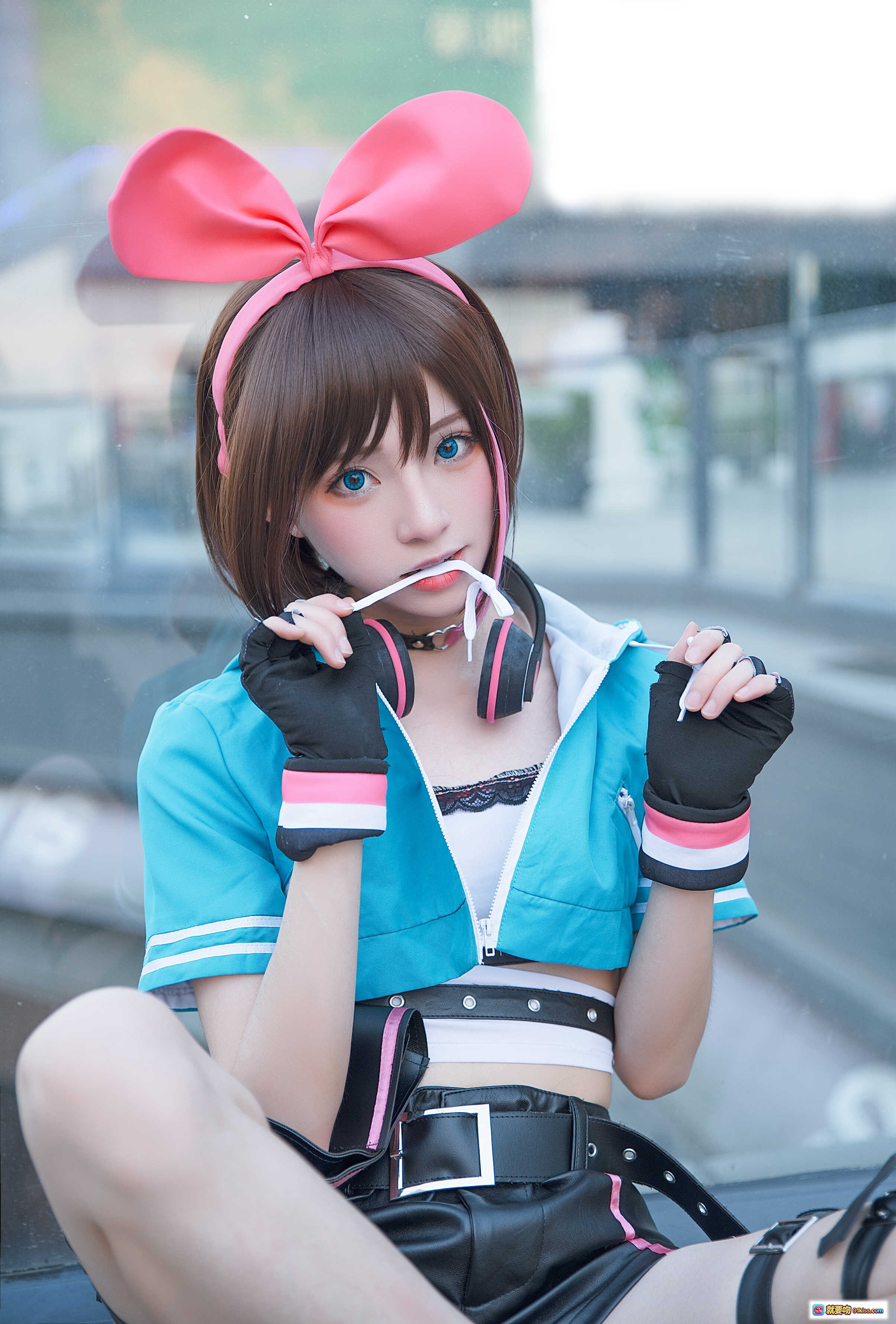 图片[4] - Kitaro绮太郎NO.009绊爱cosplay碧蓝航线蓝装造型 粉兔耳+蓝连帽+黑粉短裙街拍写真 - 就要吻