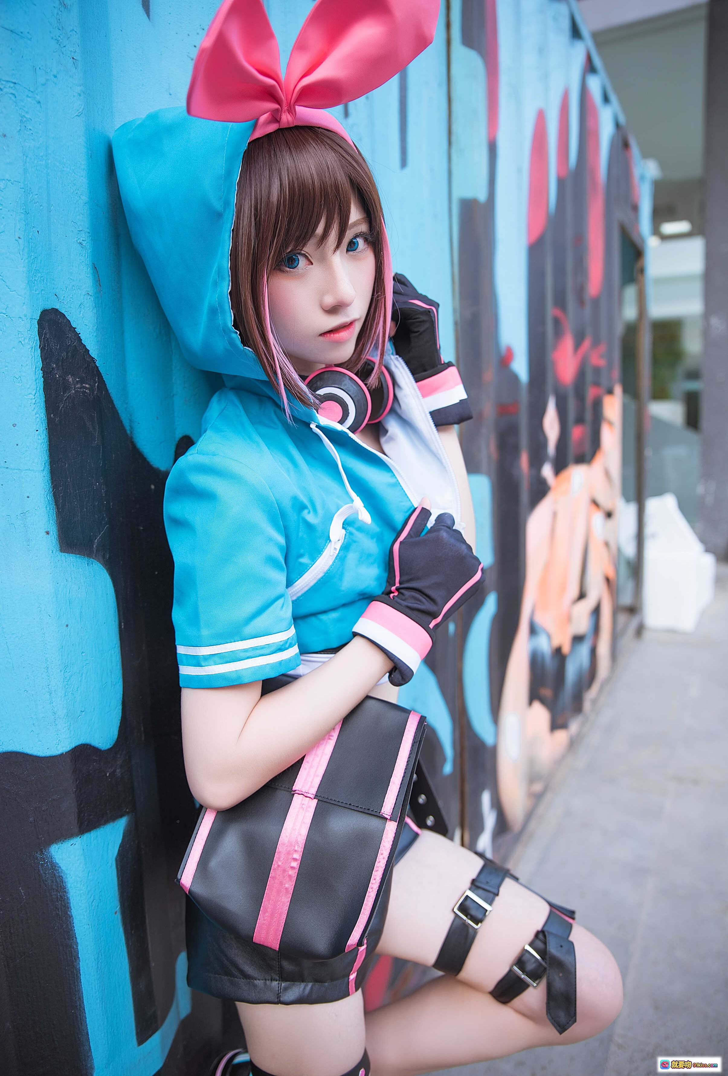 Kitaro绮太郎NO.009绊爱cosplay碧蓝航线蓝装造型 粉兔耳+蓝连帽+黑粉短裙街拍写真 - 就要吻