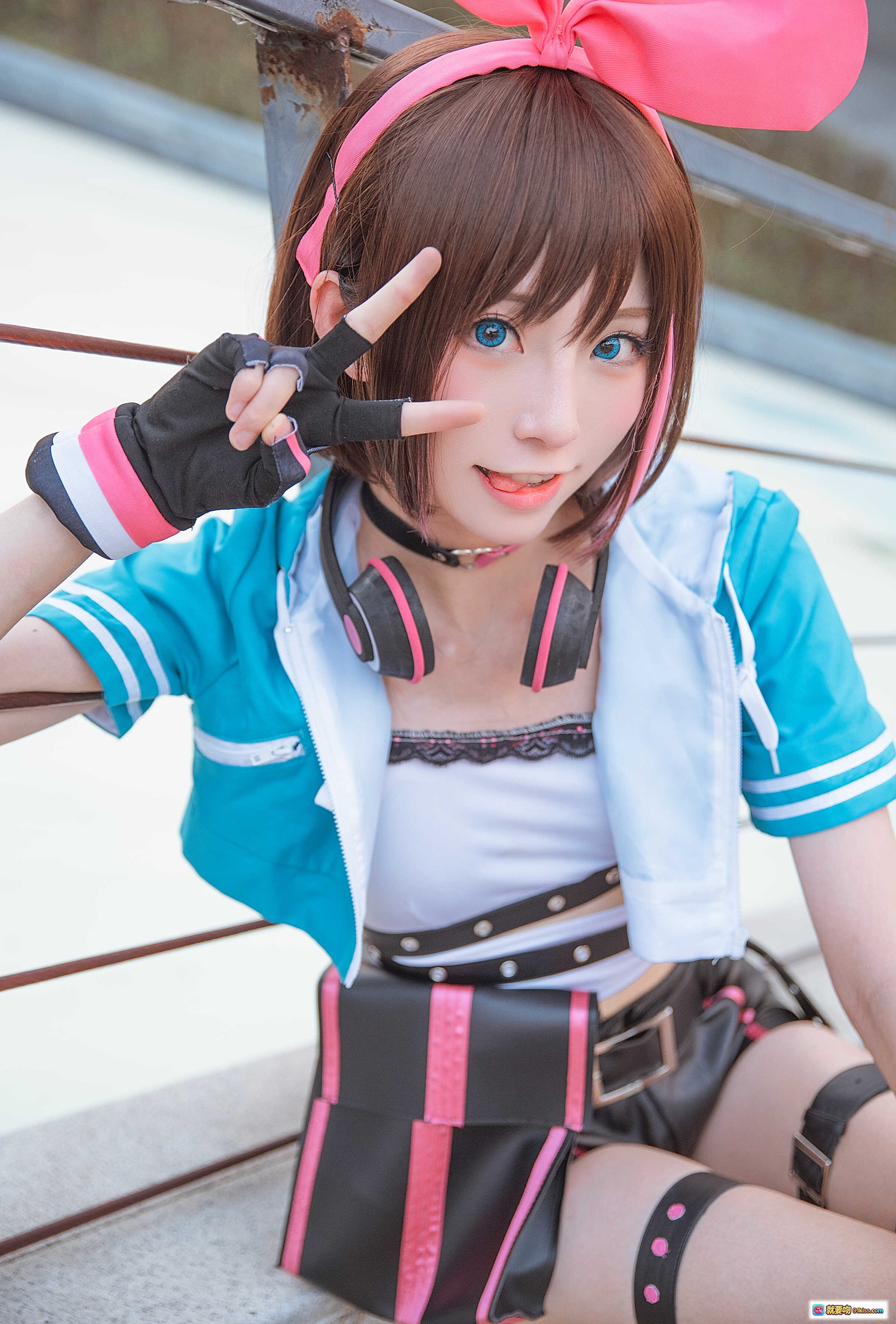 图片[5] - Kitaro绮太郎NO.009绊爱cosplay碧蓝航线蓝装造型 粉兔耳+蓝连帽+黑粉短裙街拍写真 - 就要吻