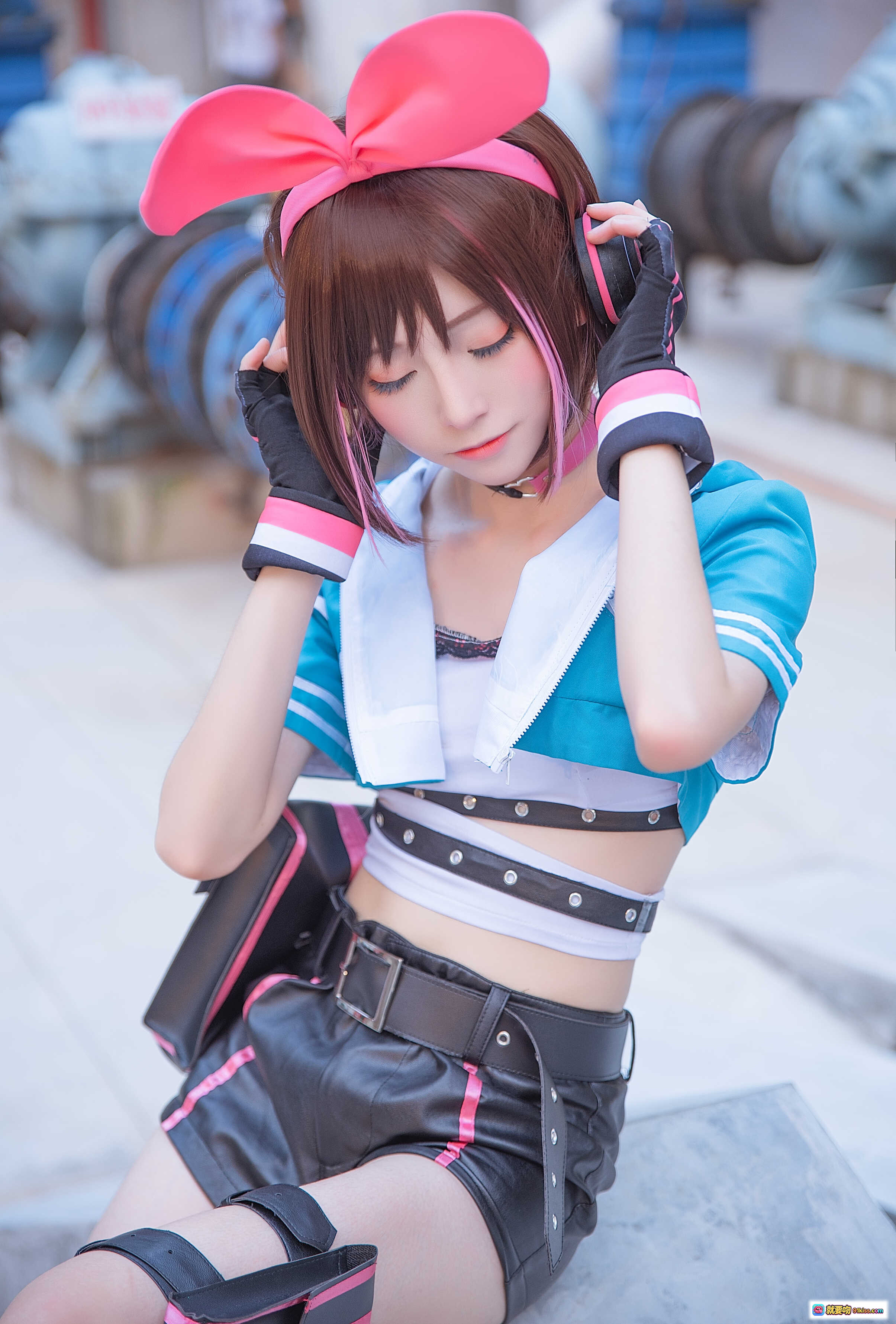 图片[10] - Kitaro绮太郎NO.009绊爱cosplay碧蓝航线蓝装造型 粉兔耳+蓝连帽+黑粉短裙街拍写真 - 就要吻