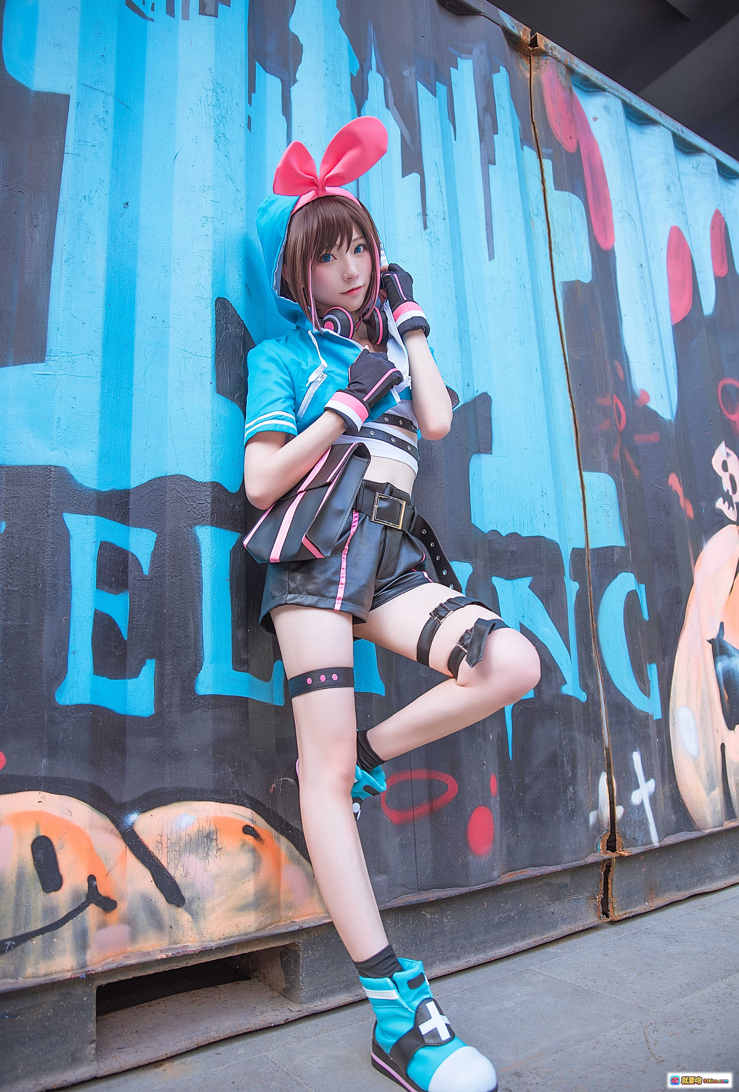 图片[9] - Kitaro绮太郎NO.009绊爱cosplay碧蓝航线蓝装造型 粉兔耳+蓝连帽+黑粉短裙街拍写真 - 就要吻