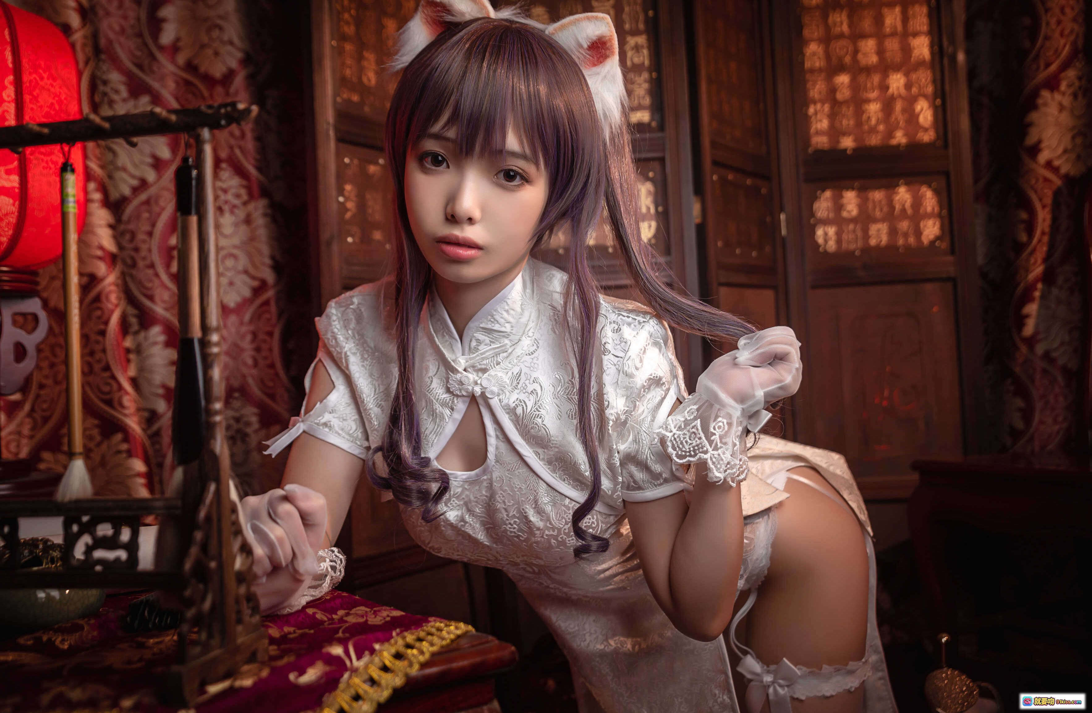 图片[1] - 雯妹不讲道理NO.009 白丝吊带袜旗袍猫耳少女写真 15P高清图集 古风室内氛围感美图 - 就要吻