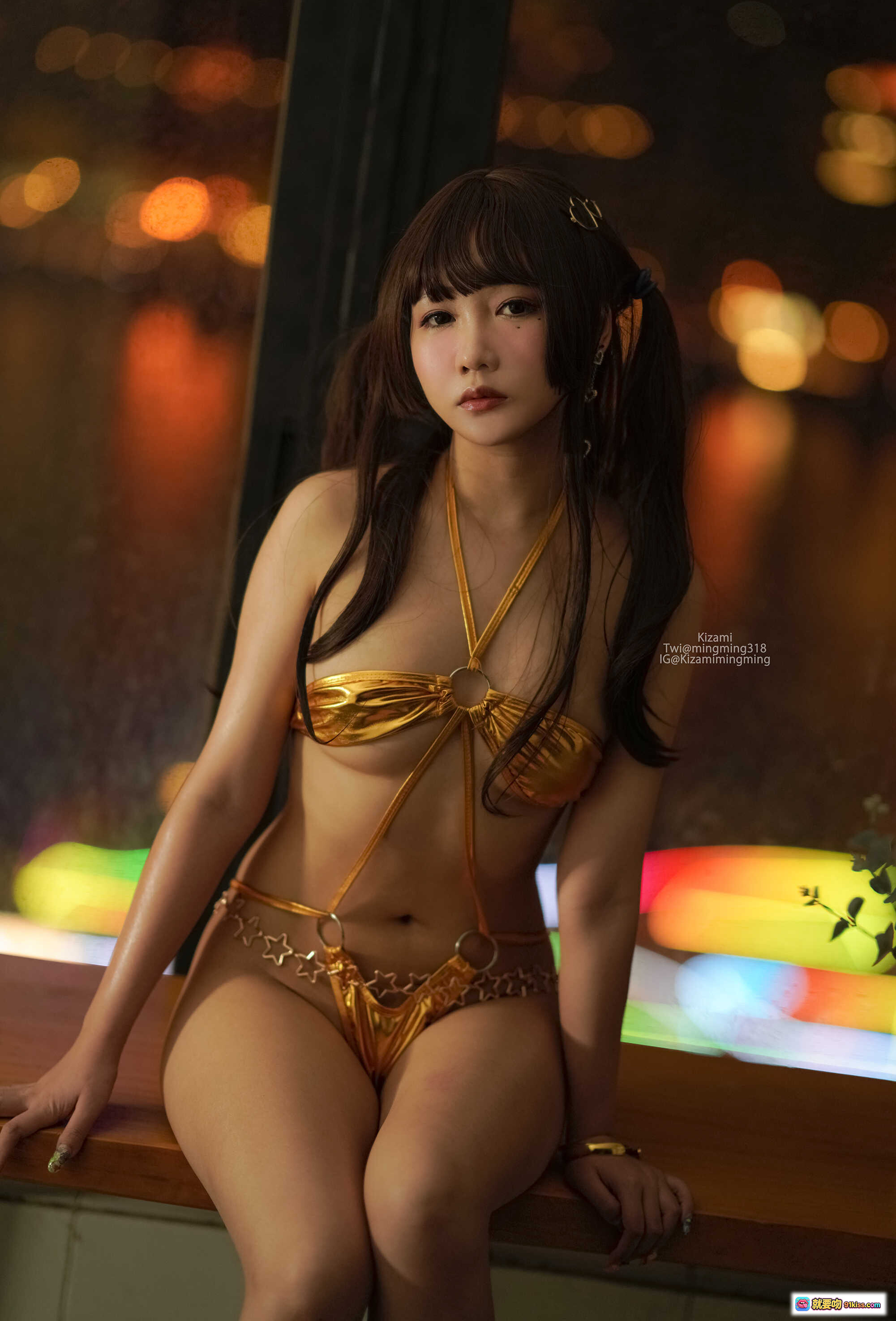 图片[9] - 铭铭Kizami NO.015 fantia7月 ゴールド bikini 美女写真 金系比基尼 优雅坐姿 室内夜景 模特摄影 - 就要吻