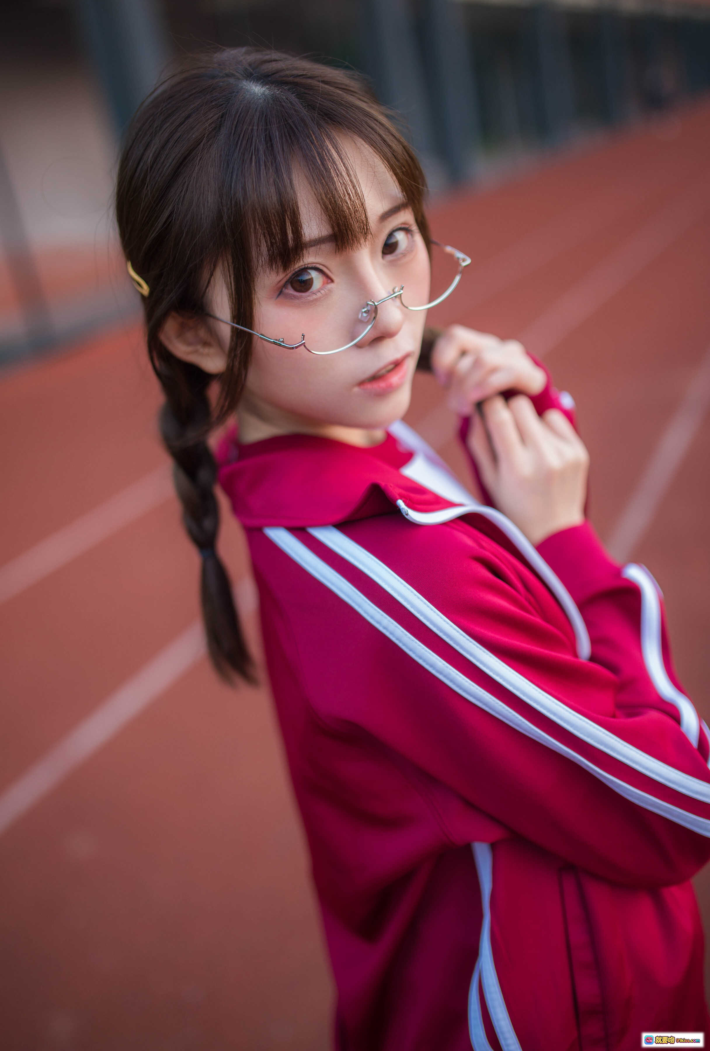 图片[5] - Kitaro绮太郎NO.045 红色运动服少女户外网球场持水瓶写真 13P高清图集 - 就要吻