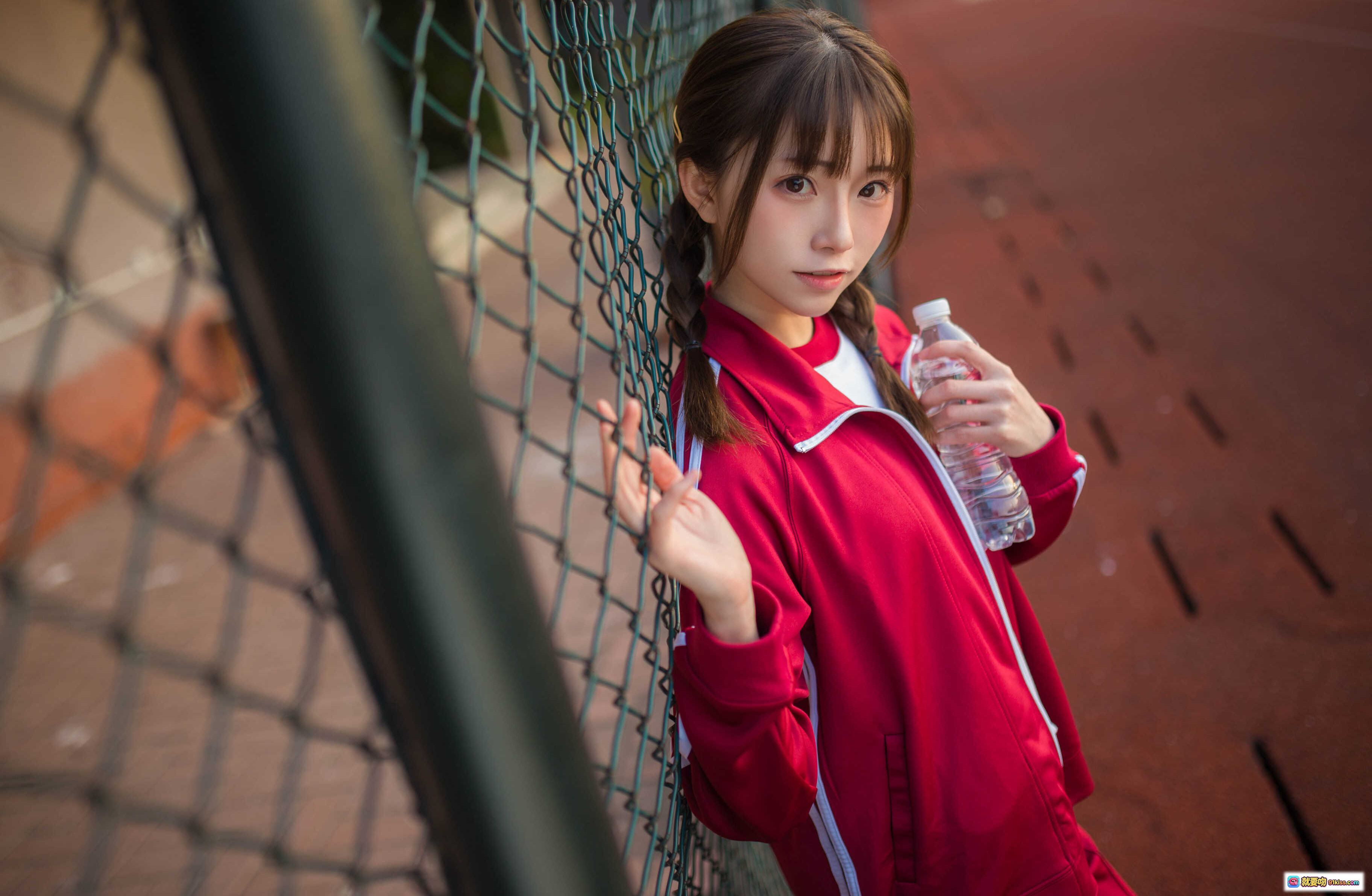 图片[7] - Kitaro绮太郎NO.045 红色运动服少女户外网球场持水瓶写真 13P高清图集 - 就要吻