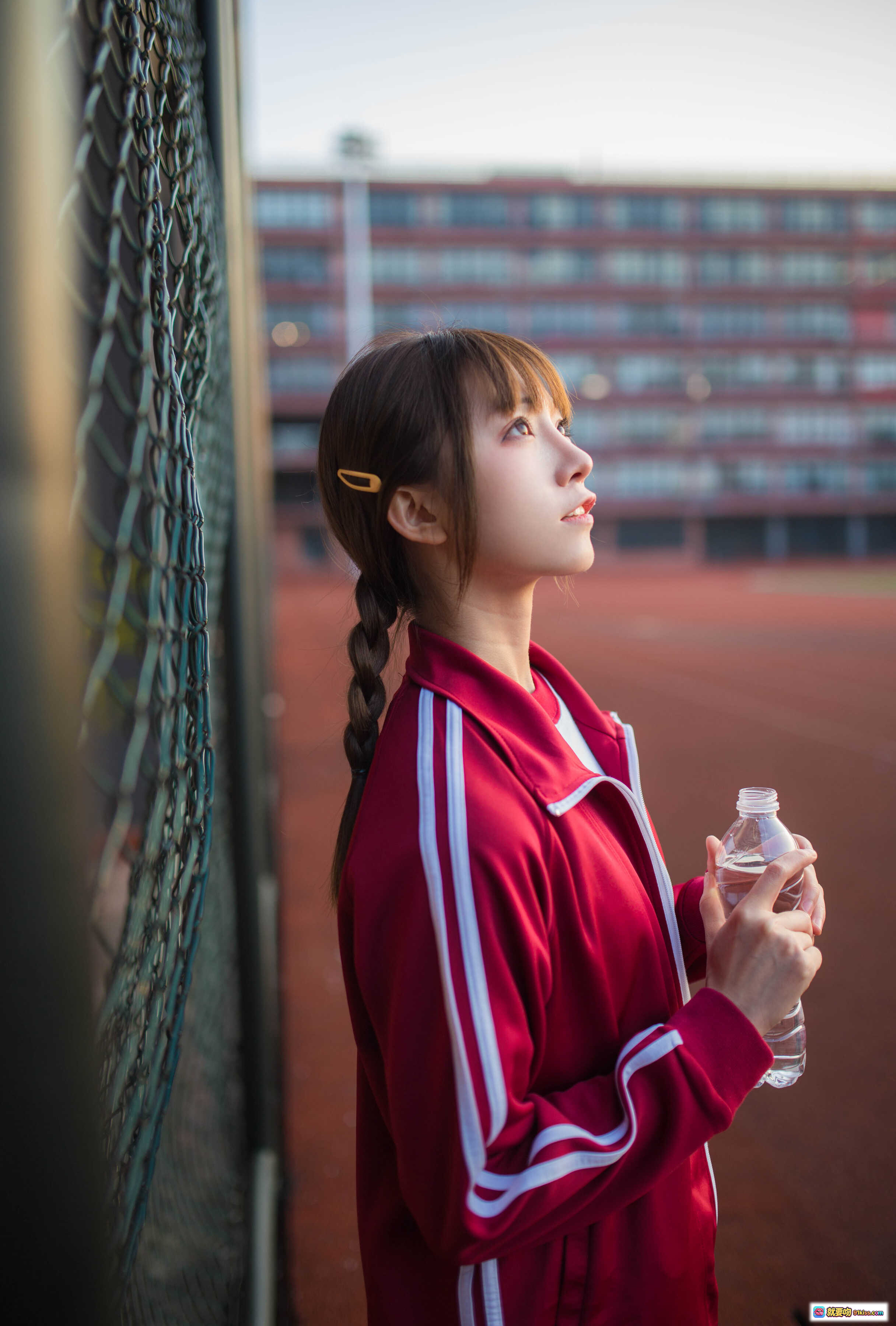 图片[9] - Kitaro绮太郎NO.045 红色运动服少女户外网球场持水瓶写真 13P高清图集 - 就要吻