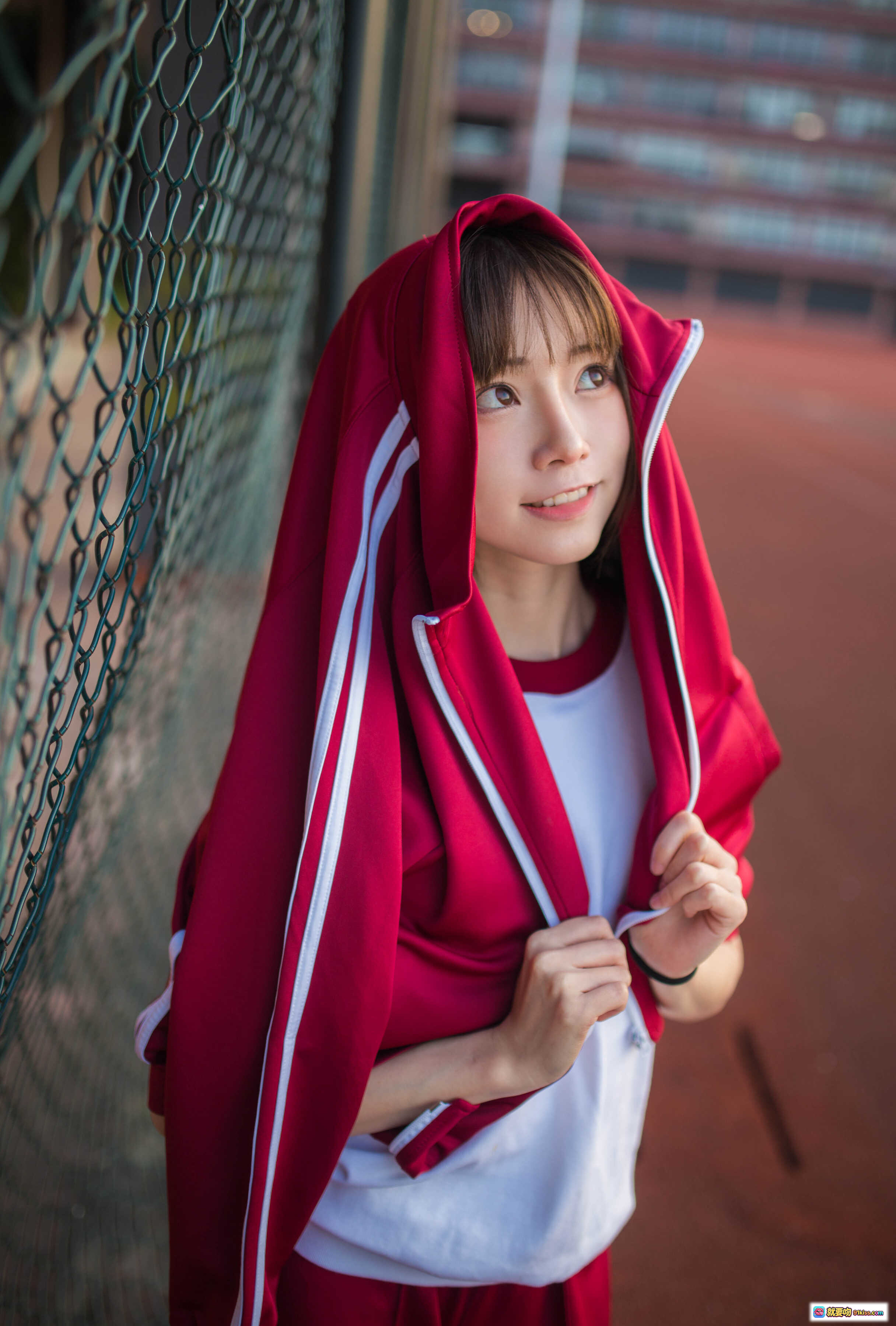 图片[2] - Kitaro绮太郎NO.045 红色运动服少女户外网球场持水瓶写真 13P高清图集 - 就要吻