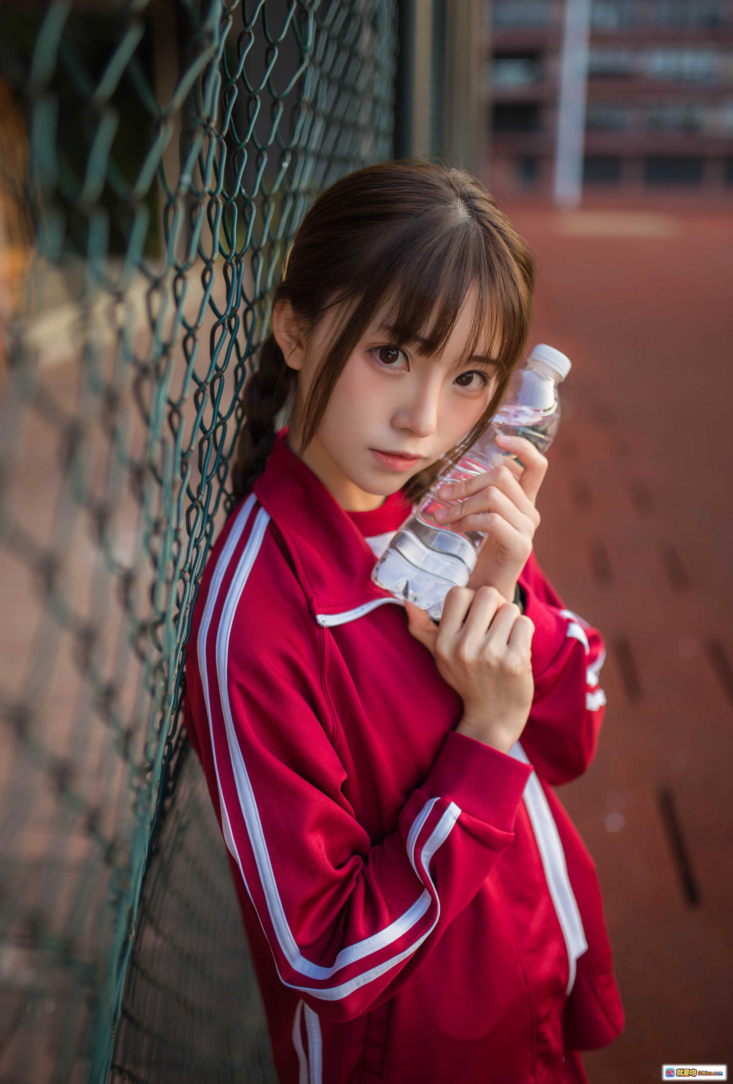 图片[1] - Kitaro绮太郎NO.045 红色运动服少女户外网球场持水瓶写真 13P高清图集 - 就要吻