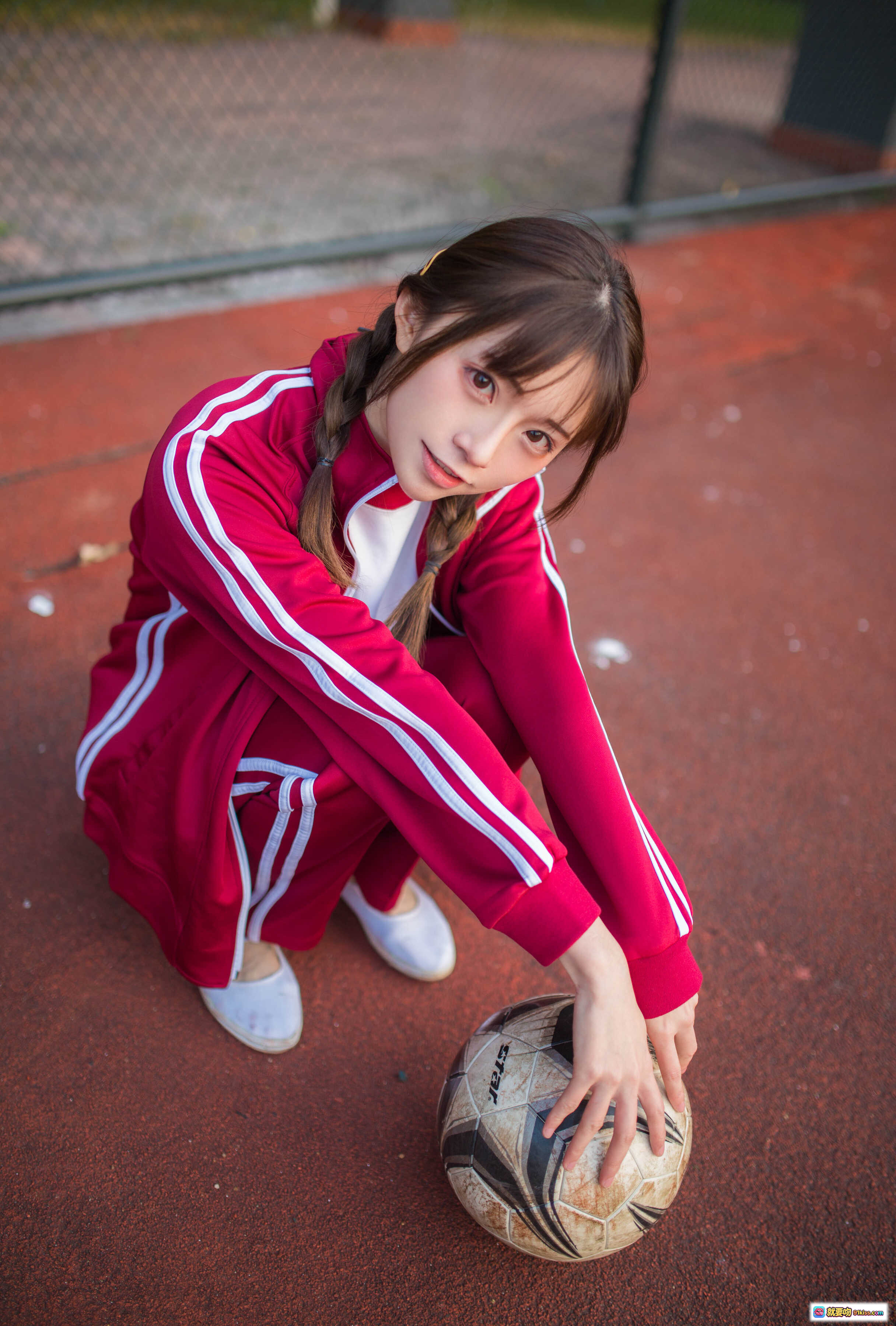 图片[10] - Kitaro绮太郎NO.045 红色运动服少女户外网球场持水瓶写真 13P高清图集 - 就要吻
