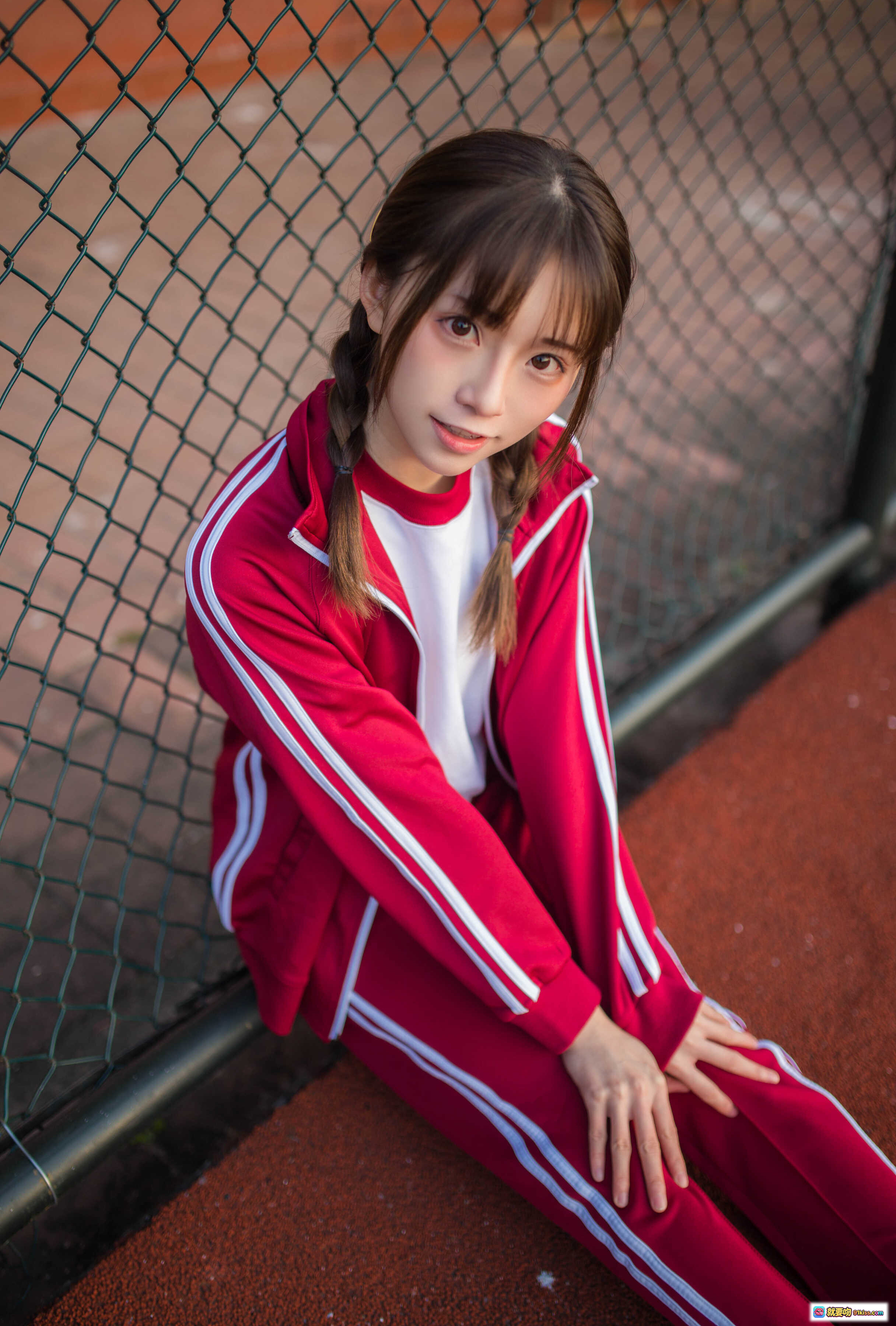 图片[3] - Kitaro绮太郎NO.045 红色运动服少女户外网球场持水瓶写真 13P高清图集 - 就要吻