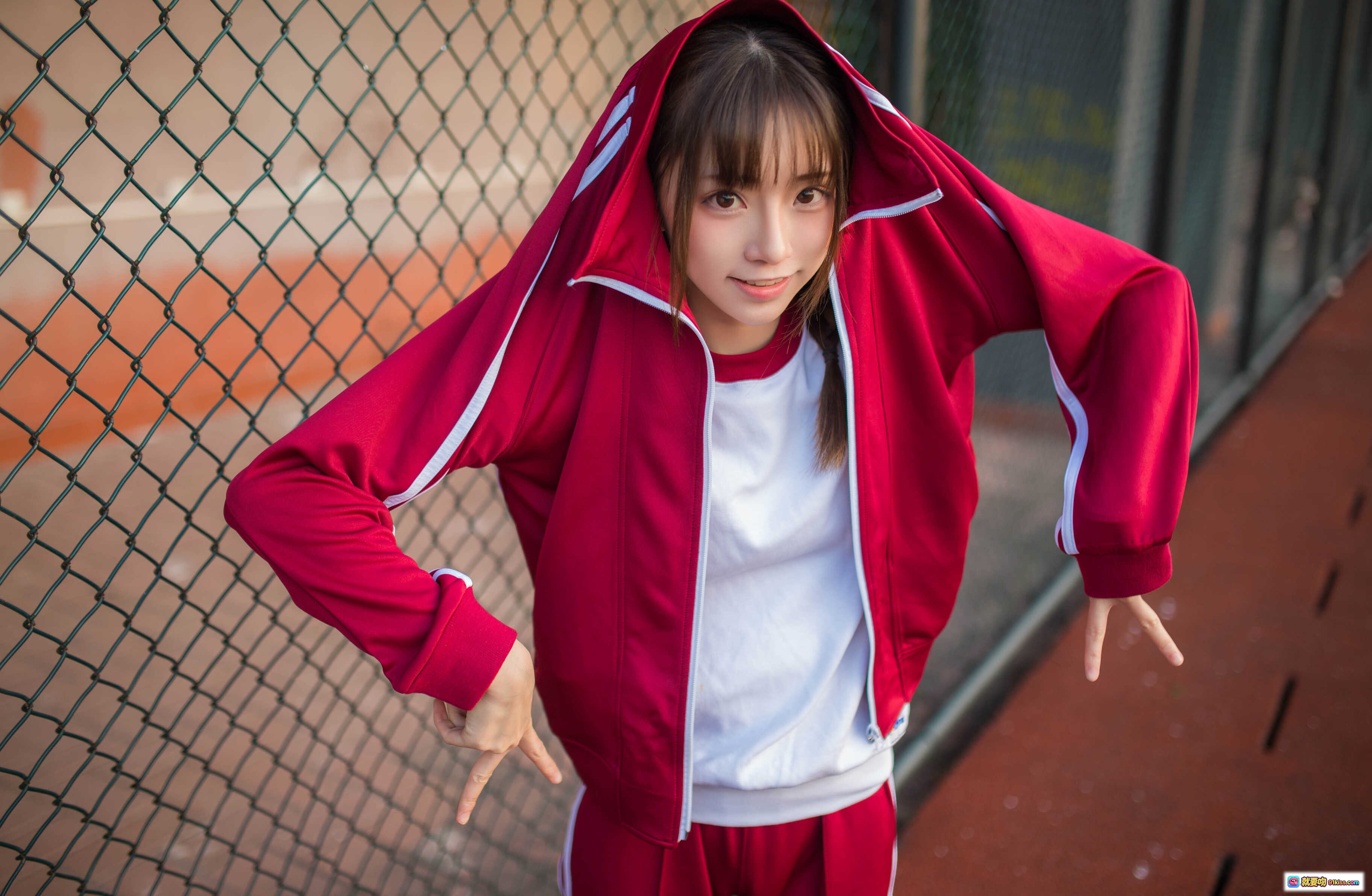 图片[4] - Kitaro绮太郎NO.045 红色运动服少女户外网球场持水瓶写真 13P高清图集 - 就要吻