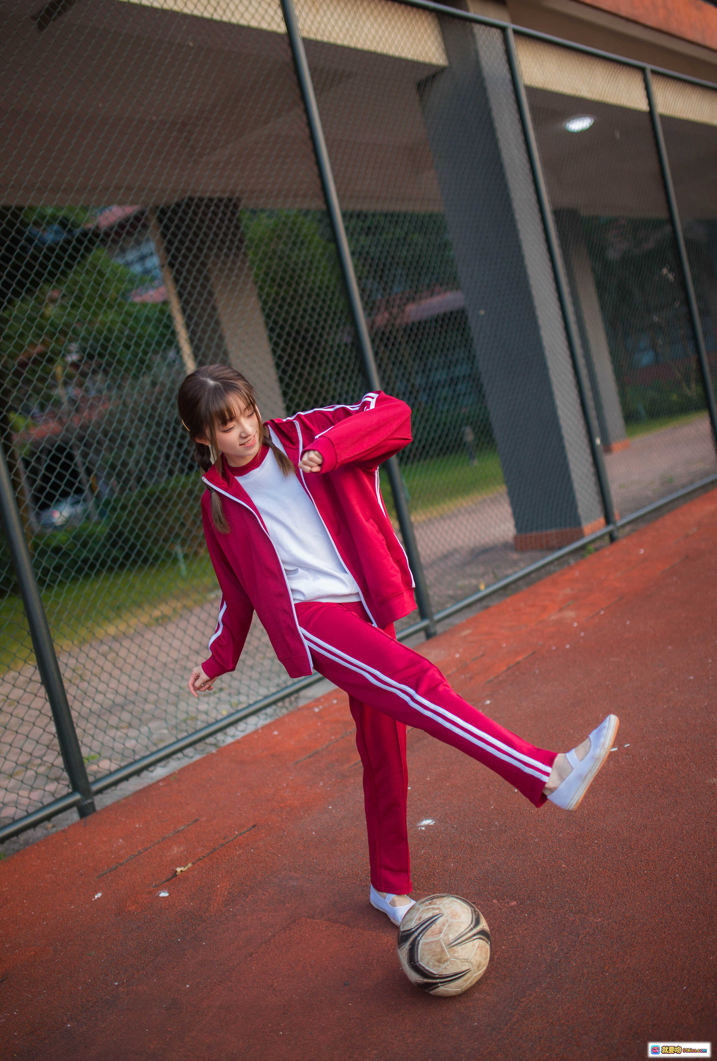 图片[8] - Kitaro绮太郎NO.045 红色运动服少女户外网球场持水瓶写真 13P高清图集 - 就要吻