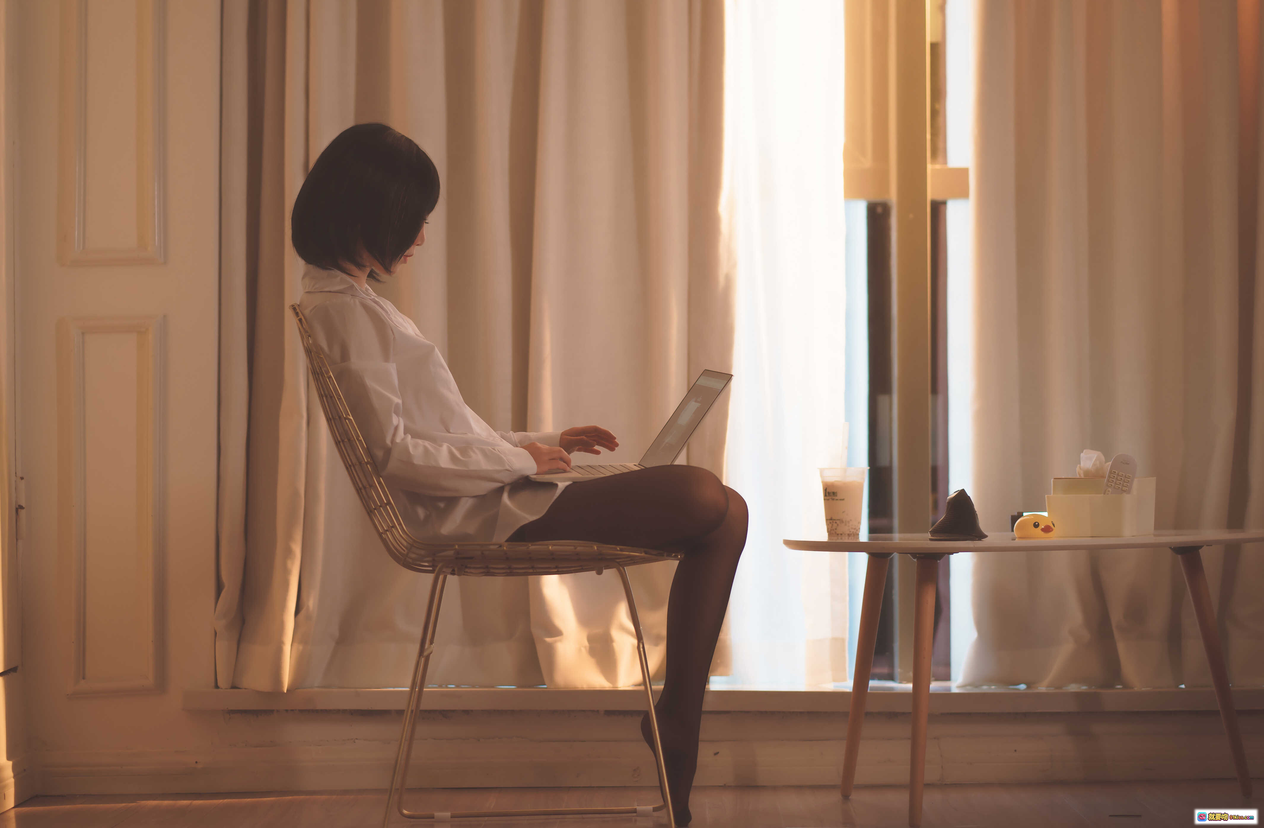 图片[8] - 面饼仙儿NO.036猫耳耳机写真：黑丝蕾丝内裤+白衬衫诱惑，窗边私房美臀特写 - 就要吻